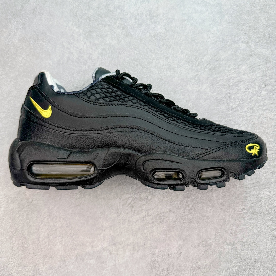 ＃MX版 NK Air Max 95 复古减震气垫跑鞋 FB2709-003 经典重温 外单专供大厂出品 品质稳定 一百余色 终端操作 鞋款设计灵感源于人体构造 中底设计基于人体的脊柱构造 是整体设计的核心 尼龙孔眼代表了肋骨 而分层式面板和网眼象征着肌肉纤维和肉体组织 Air Max 95采用了两个独立的吹塑成型的Air-Sole单元 并首次在前掌使用可视化气垫设计 Swoosh logo夜当作一个 点符号放在了鞋子的后帮位置 20年的发展让 AIR MAX 95有了不同的故事 20年后再度面向世人的时候 焕然一新的面貌 让人有了另外一种清新脱俗的感觉 尺码：39 40 40.5 41 42 42.5 43 44 44.5 45 46 47.5 48-选品中心