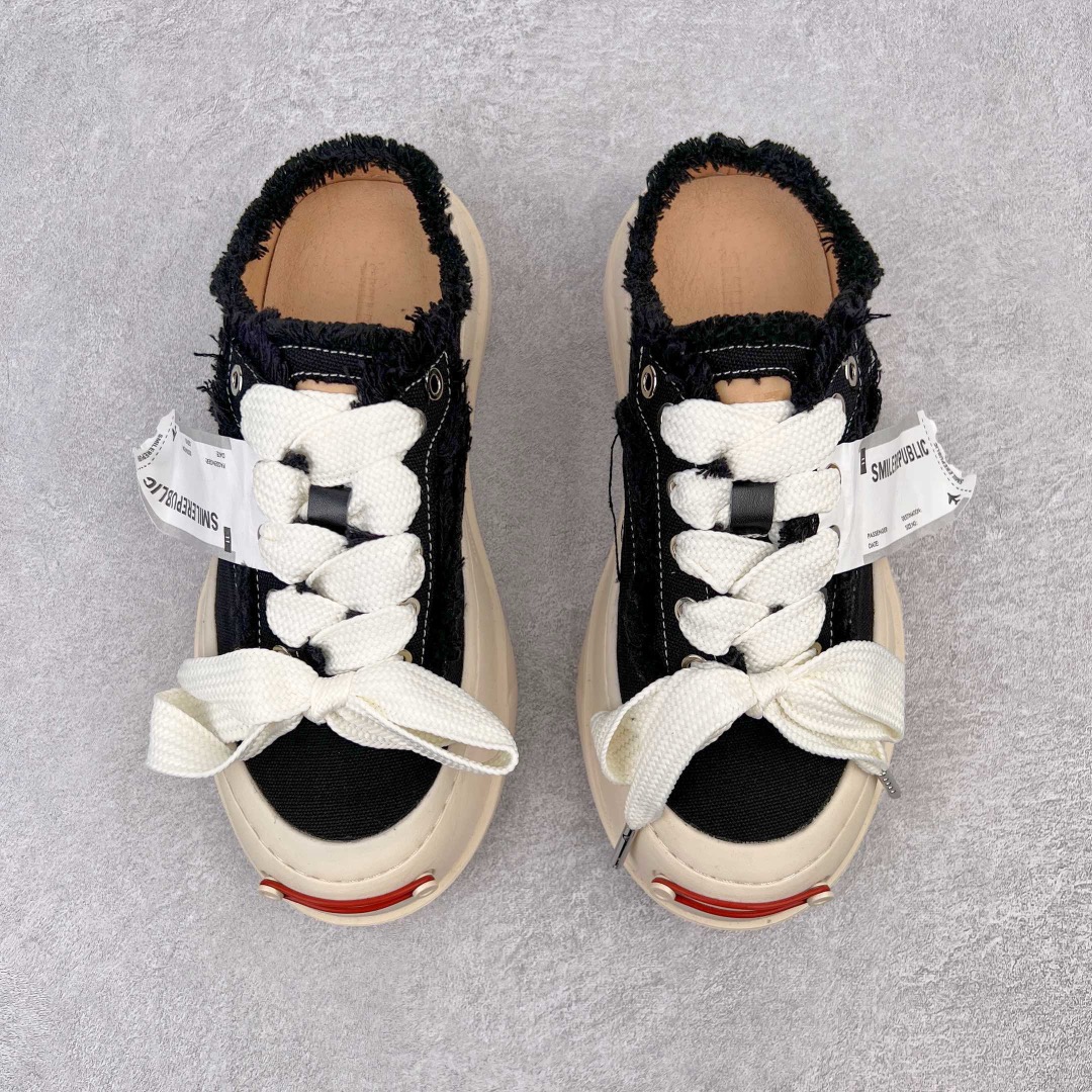 图片[2]-＃纯原福利 SMILEREPUBLIC 檀健次主理品牌 2024新款 众多明星上脚同款厚底开口笑帆布鞋 市售最高品质 得物毒盒最新版本 纯原一致 细节 品质 欢迎对比 市售唯一原厂渠道材料打造 该系列以“SMILE”为灵感来源 捕捉潮流 主打柔软的帆布设计 ms有裁切的羊毛流苏与独特编织技艺HZ 尺码：35-40-选品中心