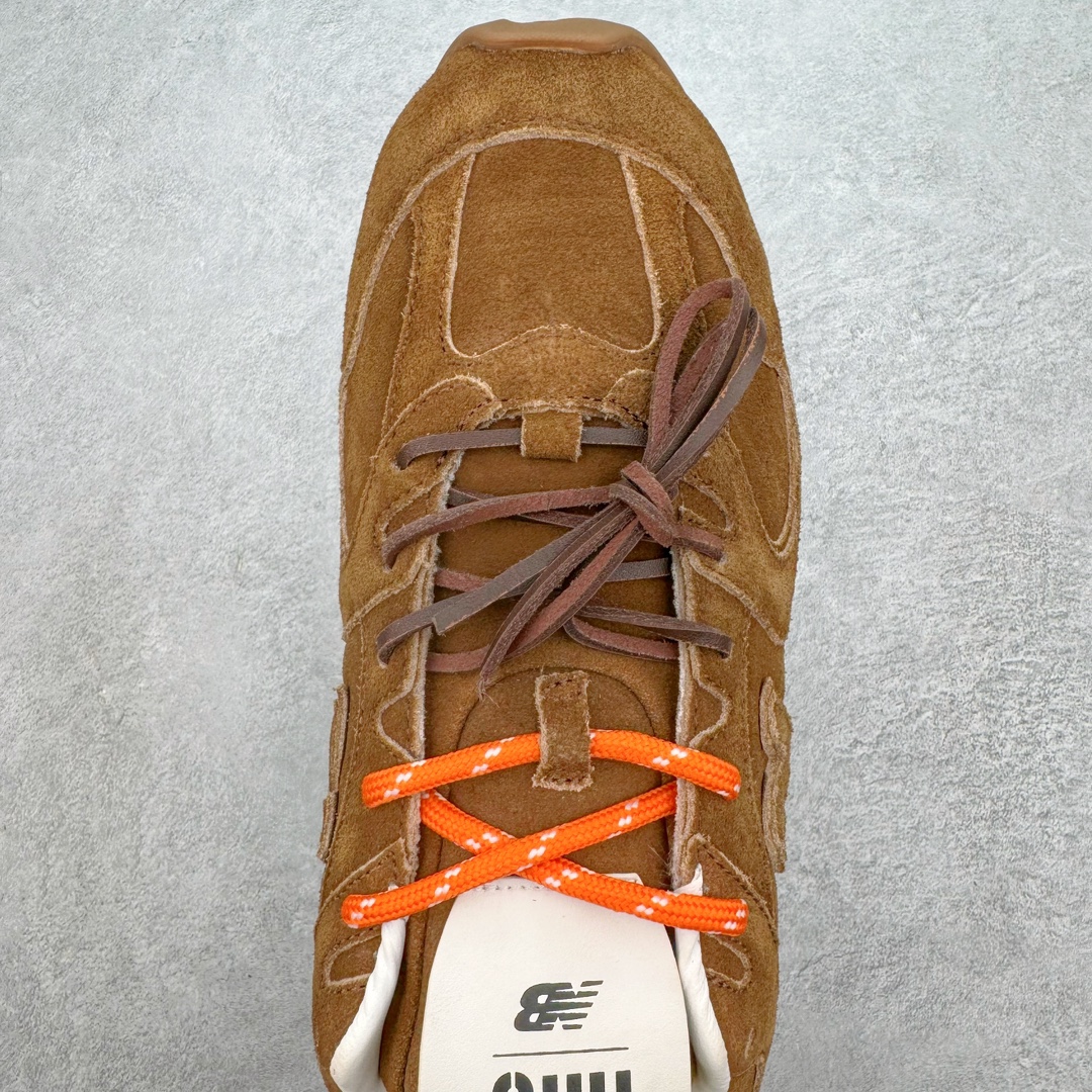 图片[4]-＃M纯原 Miumiu x New Balance NB530 新百伦缪缪联名款复古运动鞋 全套原楦原纸板原厂数据开发 原厂三文治网纱 原装进口羊皮加羊反绒正确绒感卡色 正确中底拉帮中底纸板满印细节 冲裁组合 匠心打造 耗时两个月开发完成 工艺极其复杂难度可想而知 新开独立私模大底 全网唯一正确私模大底 高端零售专供产物 这双变奏版本的530 SL 有着抢眼的双鞋带系统 以撞色的拼接感带出不同以往的风格 同时透过网眼面料与麂皮呈现复古质地 除了极为受到欢迎的棕色调之外 还推出了轻盈的裸白色系 而双方的联名徽标则展现在鞋舌以及内里衬底之上 搭配棉质和皮革的双重鞋带设计呈现出不俗的质感 此番的一大亮点就是将原来的ABZORB 鞋底更换为超薄外底 诠释Y2K风造型 鞋舌上的\\\”Miu Miu\\\”和\\\”NB\\\”Logo彰显联名身份 整双鞋带来浓浓的复古氛围 尺码：36 37 37.5 38 38.5 39.5 40 40.5 41.5 42 42.5 43 44 44.5 45 45.5 46.5-选品中心