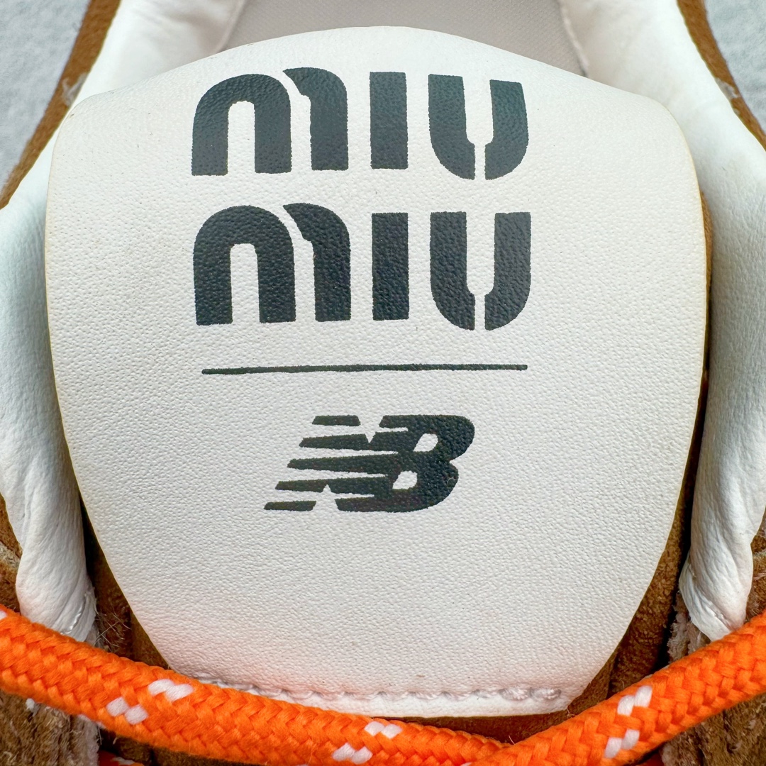 图片[15]-＃M纯原 Miumiu x New Balance NB530 新百伦缪缪联名款复古运动鞋 全套原楦原纸板原厂数据开发 原厂三文治网纱 原装进口羊皮加羊反绒正确绒感卡色 正确中底拉帮中底纸板满印细节 冲裁组合 匠心打造 耗时两个月开发完成 工艺极其复杂难度可想而知 新开独立私模大底 全网唯一正确私模大底 高端零售专供产物 这双变奏版本的530 SL 有着抢眼的双鞋带系统 以撞色的拼接感带出不同以往的风格 同时透过网眼面料与麂皮呈现复古质地 除了极为受到欢迎的棕色调之外 还推出了轻盈的裸白色系 而双方的联名徽标则展现在鞋舌以及内里衬底之上 搭配棉质和皮革的双重鞋带设计呈现出不俗的质感 此番的一大亮点就是将原来的ABZORB 鞋底更换为超薄外底 诠释Y2K风造型 鞋舌上的\\\”Miu Miu\\\”和\\\”NB\\\”Logo彰显联名身份 整双鞋带来浓浓的复古氛围 尺码：36 37 37.5 38 38.5 39.5 40 40.5 41.5 42 42.5 43 44 44.5 45 45.5 46.5-选品中心