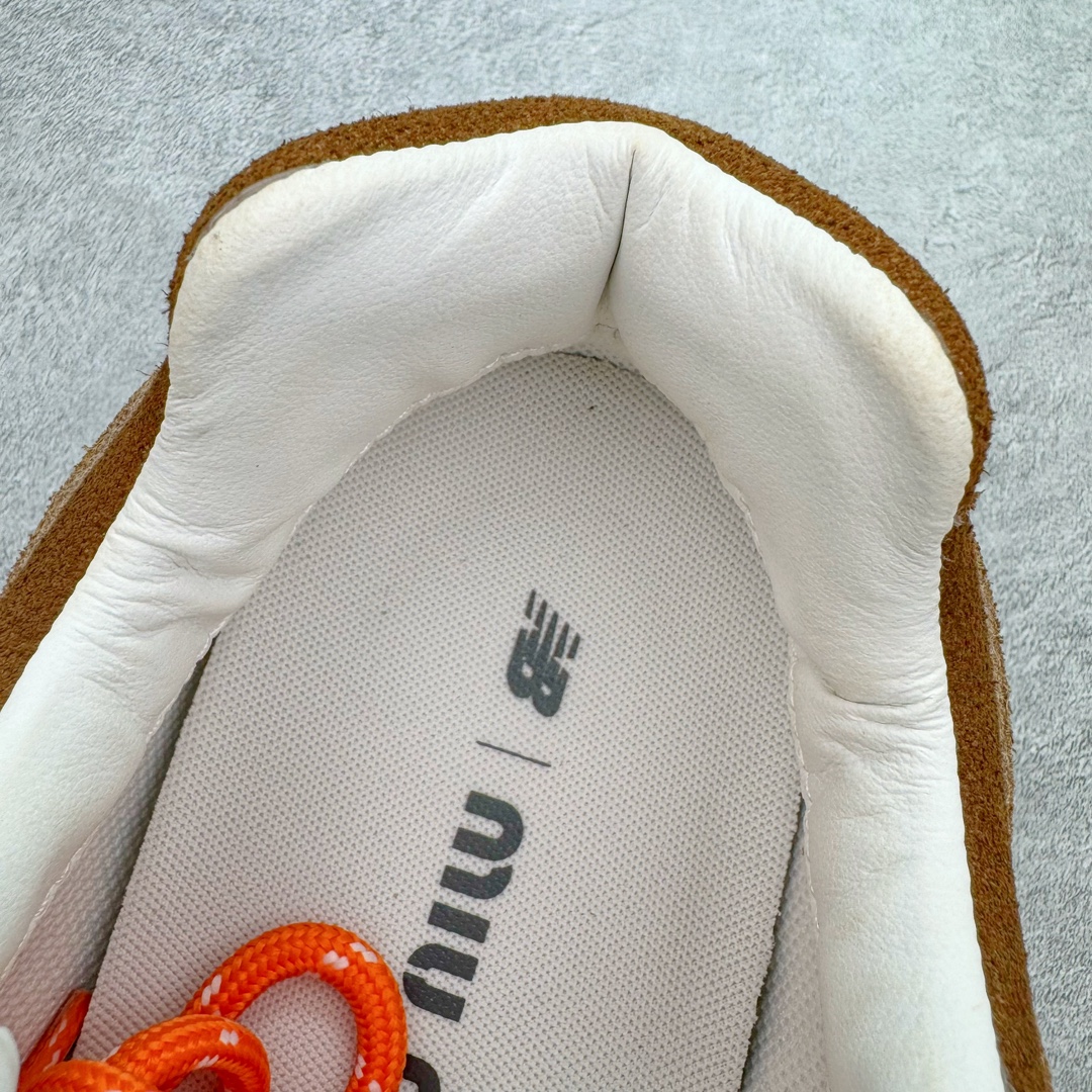 图片[14]-＃M纯原 Miumiu x New Balance NB530 新百伦缪缪联名款复古运动鞋 全套原楦原纸板原厂数据开发 原厂三文治网纱 原装进口羊皮加羊反绒正确绒感卡色 正确中底拉帮中底纸板满印细节 冲裁组合 匠心打造 耗时两个月开发完成 工艺极其复杂难度可想而知 新开独立私模大底 全网唯一正确私模大底 高端零售专供产物 这双变奏版本的530 SL 有着抢眼的双鞋带系统 以撞色的拼接感带出不同以往的风格 同时透过网眼面料与麂皮呈现复古质地 除了极为受到欢迎的棕色调之外 还推出了轻盈的裸白色系 而双方的联名徽标则展现在鞋舌以及内里衬底之上 搭配棉质和皮革的双重鞋带设计呈现出不俗的质感 此番的一大亮点就是将原来的ABZORB 鞋底更换为超薄外底 诠释Y2K风造型 鞋舌上的\\\”Miu Miu\\\”和\\\”NB\\\”Logo彰显联名身份 整双鞋带来浓浓的复古氛围 尺码：36 37 37.5 38 38.5 39.5 40 40.5 41.5 42 42.5 43 44 44.5 45 45.5 46.5-选品中心