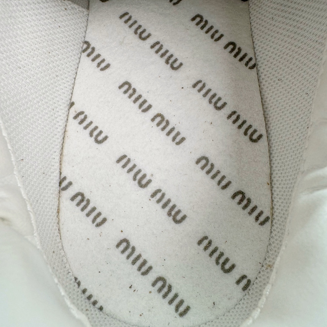 图片[10]-＃M纯原 Miumiu x New Balance NB530 新百伦缪缪联名款复古运动鞋 全套原楦原纸板原厂数据开发 原厂三文治网纱 原装进口羊皮加羊反绒正确绒感卡色 正确中底拉帮中底纸板满印细节 冲裁组合 匠心打造 耗时两个月开发完成 工艺极其复杂难度可想而知 新开独立私模大底 全网唯一正确私模大底 高端零售专供产物 这双变奏版本的530 SL 有着抢眼的双鞋带系统 以撞色的拼接感带出不同以往的风格 同时透过网眼面料与麂皮呈现复古质地 除了极为受到欢迎的棕色调之外 还推出了轻盈的裸白色系 而双方的联名徽标则展现在鞋舌以及内里衬底之上 搭配棉质和皮革的双重鞋带设计呈现出不俗的质感 此番的一大亮点就是将原来的ABZORB 鞋底更换为超薄外底 诠释Y2K风造型 鞋舌上的\\\”Miu Miu\\\”和\\\”NB\\\”Logo彰显联名身份 整双鞋带来浓浓的复古氛围 尺码：36 37 37.5 38 38.5 39.5 40 40.5 41.5 42 42.5 43 44 44.5 45 45.5 46.5-选品中心