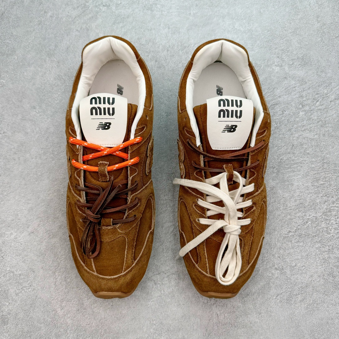 图片[2]-＃M纯原 Miumiu x New Balance NB530 新百伦缪缪联名款复古运动鞋 全套原楦原纸板原厂数据开发 原厂三文治网纱 原装进口羊皮加羊反绒正确绒感卡色 正确中底拉帮中底纸板满印细节 冲裁组合 匠心打造 耗时两个月开发完成 工艺极其复杂难度可想而知 新开独立私模大底 全网唯一正确私模大底 高端零售专供产物 这双变奏版本的530 SL 有着抢眼的双鞋带系统 以撞色的拼接感带出不同以往的风格 同时透过网眼面料与麂皮呈现复古质地 除了极为受到欢迎的棕色调之外 还推出了轻盈的裸白色系 而双方的联名徽标则展现在鞋舌以及内里衬底之上 搭配棉质和皮革的双重鞋带设计呈现出不俗的质感 此番的一大亮点就是将原来的ABZORB 鞋底更换为超薄外底 诠释Y2K风造型 鞋舌上的\\\”Miu Miu\\\”和\\\”NB\\\”Logo彰显联名身份 整双鞋带来浓浓的复古氛围 尺码：36 37 37.5 38 38.5 39.5 40 40.5 41.5 42 42.5 43 44 44.5 45 45.5 46.5-选品中心