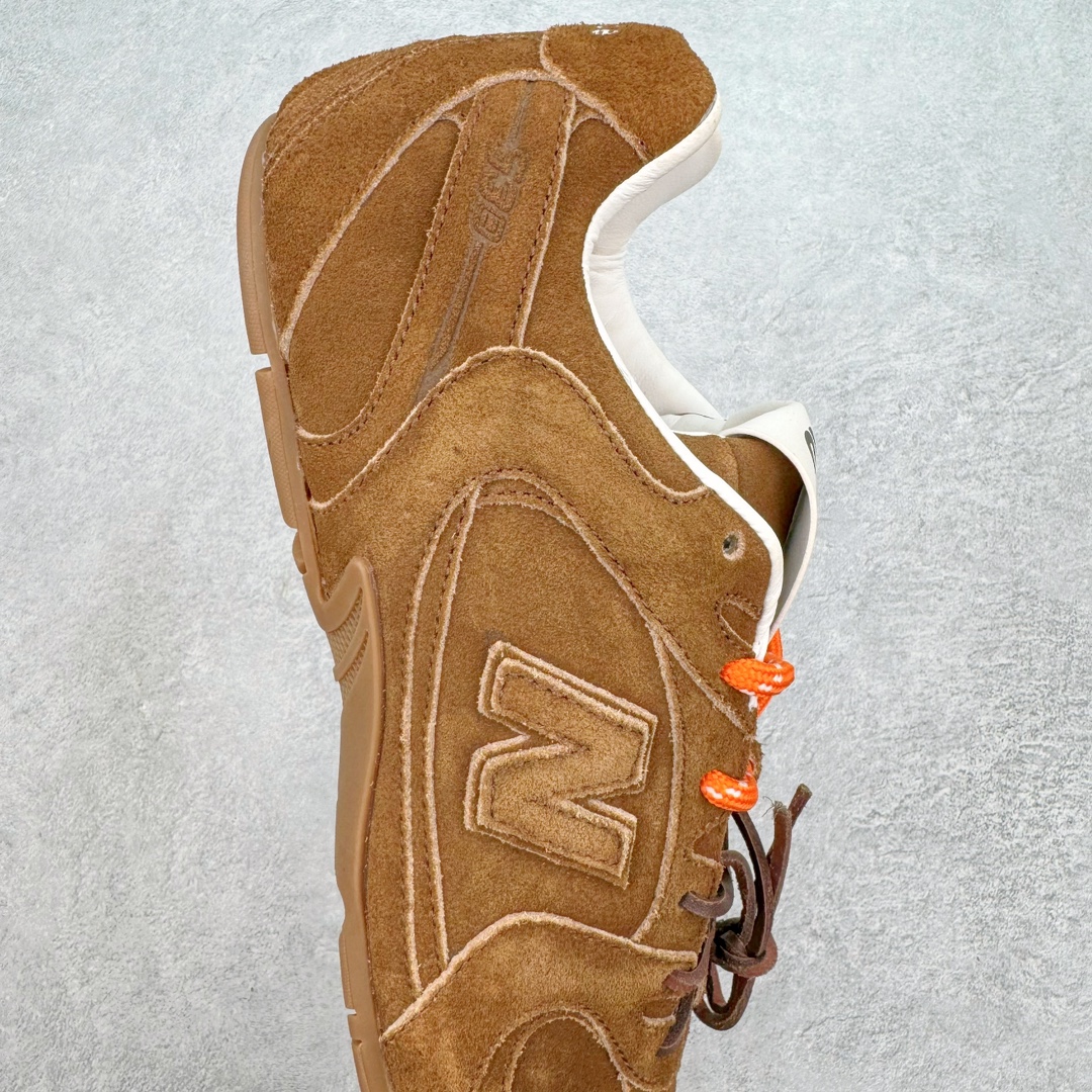 图片[6]-＃M纯原 Miumiu x New Balance NB530 新百伦缪缪联名款复古运动鞋 全套原楦原纸板原厂数据开发 原厂三文治网纱 原装进口羊皮加羊反绒正确绒感卡色 正确中底拉帮中底纸板满印细节 冲裁组合 匠心打造 耗时两个月开发完成 工艺极其复杂难度可想而知 新开独立私模大底 全网唯一正确私模大底 高端零售专供产物 这双变奏版本的530 SL 有着抢眼的双鞋带系统 以撞色的拼接感带出不同以往的风格 同时透过网眼面料与麂皮呈现复古质地 除了极为受到欢迎的棕色调之外 还推出了轻盈的裸白色系 而双方的联名徽标则展现在鞋舌以及内里衬底之上 搭配棉质和皮革的双重鞋带设计呈现出不俗的质感 此番的一大亮点就是将原来的ABZORB 鞋底更换为超薄外底 诠释Y2K风造型 鞋舌上的\\\”Miu Miu\\\”和\\\”NB\\\”Logo彰显联名身份 整双鞋带来浓浓的复古氛围 尺码：36 37 37.5 38 38.5 39.5 40 40.5 41.5 42 42.5 43 44 44.5 45 45.5 46.5-选品中心