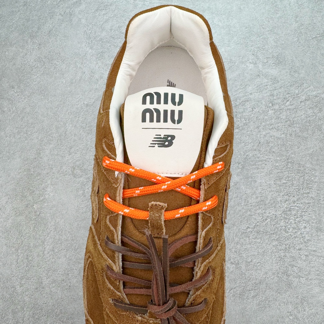 图片[5]-＃M纯原 Miumiu x New Balance NB530 新百伦缪缪联名款复古运动鞋 全套原楦原纸板原厂数据开发 原厂三文治网纱 原装进口羊皮加羊反绒正确绒感卡色 正确中底拉帮中底纸板满印细节 冲裁组合 匠心打造 耗时两个月开发完成 工艺极其复杂难度可想而知 新开独立私模大底 全网唯一正确私模大底 高端零售专供产物 这双变奏版本的530 SL 有着抢眼的双鞋带系统 以撞色的拼接感带出不同以往的风格 同时透过网眼面料与麂皮呈现复古质地 除了极为受到欢迎的棕色调之外 还推出了轻盈的裸白色系 而双方的联名徽标则展现在鞋舌以及内里衬底之上 搭配棉质和皮革的双重鞋带设计呈现出不俗的质感 此番的一大亮点就是将原来的ABZORB 鞋底更换为超薄外底 诠释Y2K风造型 鞋舌上的\\\”Miu Miu\\\”和\\\”NB\\\”Logo彰显联名身份 整双鞋带来浓浓的复古氛围 尺码：36 37 37.5 38 38.5 39.5 40 40.5 41.5 42 42.5 43 44 44.5 45 45.5 46.5-选品中心