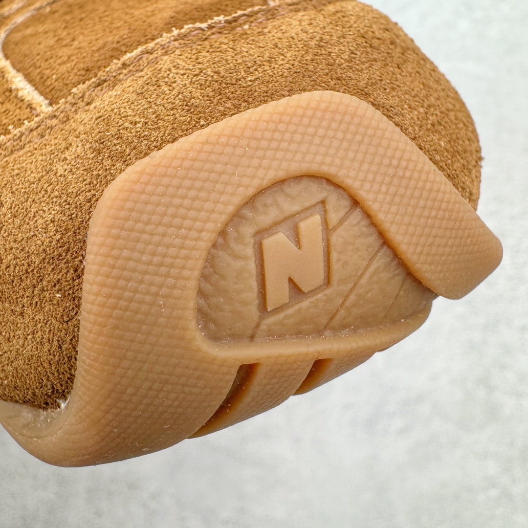 图片[13]-＃M纯原 Miumiu x New Balance NB530 新百伦缪缪联名款复古运动鞋 全套原楦原纸板原厂数据开发 原厂三文治网纱 原装进口羊皮加羊反绒正确绒感卡色 正确中底拉帮中底纸板满印细节 冲裁组合 匠心打造 耗时两个月开发完成 工艺极其复杂难度可想而知 新开独立私模大底 全网唯一正确私模大底 高端零售专供产物 这双变奏版本的530 SL 有着抢眼的双鞋带系统 以撞色的拼接感带出不同以往的风格 同时透过网眼面料与麂皮呈现复古质地 除了极为受到欢迎的棕色调之外 还推出了轻盈的裸白色系 而双方的联名徽标则展现在鞋舌以及内里衬底之上 搭配棉质和皮革的双重鞋带设计呈现出不俗的质感 此番的一大亮点就是将原来的ABZORB 鞋底更换为超薄外底 诠释Y2K风造型 鞋舌上的\\\”Miu Miu\\\”和\\\”NB\\\”Logo彰显联名身份 整双鞋带来浓浓的复古氛围 尺码：36 37 37.5 38 38.5 39.5 40 40.5 41.5 42 42.5 43 44 44.5 45 45.5 46.5-选品中心