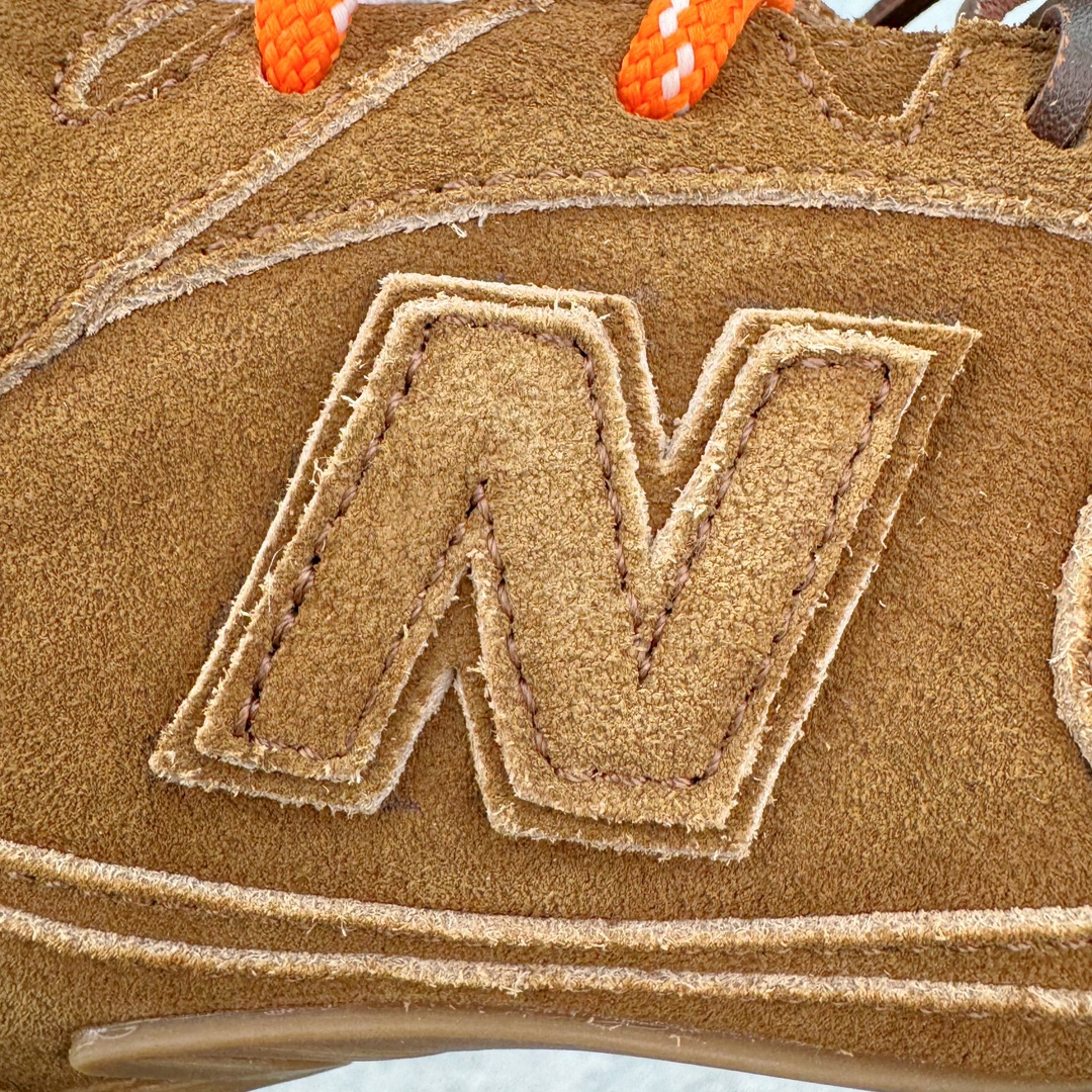 图片[19]-＃M纯原 Miumiu x New Balance NB530 新百伦缪缪联名款复古运动鞋 全套原楦原纸板原厂数据开发 原厂三文治网纱 原装进口羊皮加羊反绒正确绒感卡色 正确中底拉帮中底纸板满印细节 冲裁组合 匠心打造 耗时两个月开发完成 工艺极其复杂难度可想而知 新开独立私模大底 全网唯一正确私模大底 高端零售专供产物 这双变奏版本的530 SL 有着抢眼的双鞋带系统 以撞色的拼接感带出不同以往的风格 同时透过网眼面料与麂皮呈现复古质地 除了极为受到欢迎的棕色调之外 还推出了轻盈的裸白色系 而双方的联名徽标则展现在鞋舌以及内里衬底之上 搭配棉质和皮革的双重鞋带设计呈现出不俗的质感 此番的一大亮点就是将原来的ABZORB 鞋底更换为超薄外底 诠释Y2K风造型 鞋舌上的\\\”Miu Miu\\\”和\\\”NB\\\”Logo彰显联名身份 整双鞋带来浓浓的复古氛围 尺码：36 37 37.5 38 38.5 39.5 40 40.5 41.5 42 42.5 43 44 44.5 45 45.5 46.5-选品中心