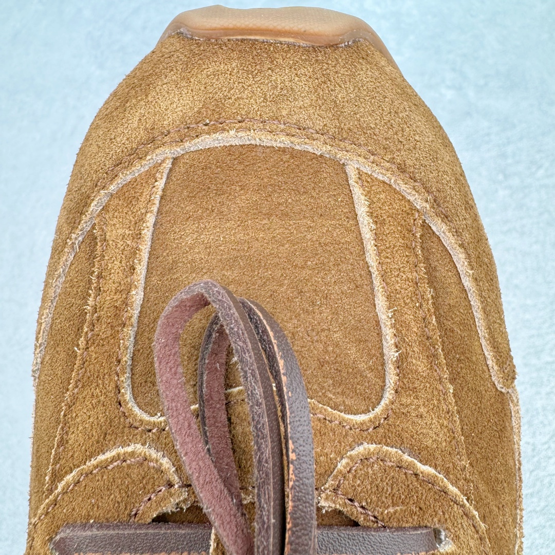 图片[16]-＃M纯原 Miumiu x New Balance NB530 新百伦缪缪联名款复古运动鞋 全套原楦原纸板原厂数据开发 原厂三文治网纱 原装进口羊皮加羊反绒正确绒感卡色 正确中底拉帮中底纸板满印细节 冲裁组合 匠心打造 耗时两个月开发完成 工艺极其复杂难度可想而知 新开独立私模大底 全网唯一正确私模大底 高端零售专供产物 这双变奏版本的530 SL 有着抢眼的双鞋带系统 以撞色的拼接感带出不同以往的风格 同时透过网眼面料与麂皮呈现复古质地 除了极为受到欢迎的棕色调之外 还推出了轻盈的裸白色系 而双方的联名徽标则展现在鞋舌以及内里衬底之上 搭配棉质和皮革的双重鞋带设计呈现出不俗的质感 此番的一大亮点就是将原来的ABZORB 鞋底更换为超薄外底 诠释Y2K风造型 鞋舌上的\\\”Miu Miu\\\”和\\\”NB\\\”Logo彰显联名身份 整双鞋带来浓浓的复古氛围 尺码：36 37 37.5 38 38.5 39.5 40 40.5 41.5 42 42.5 43 44 44.5 45 45.5 46.5-选品中心