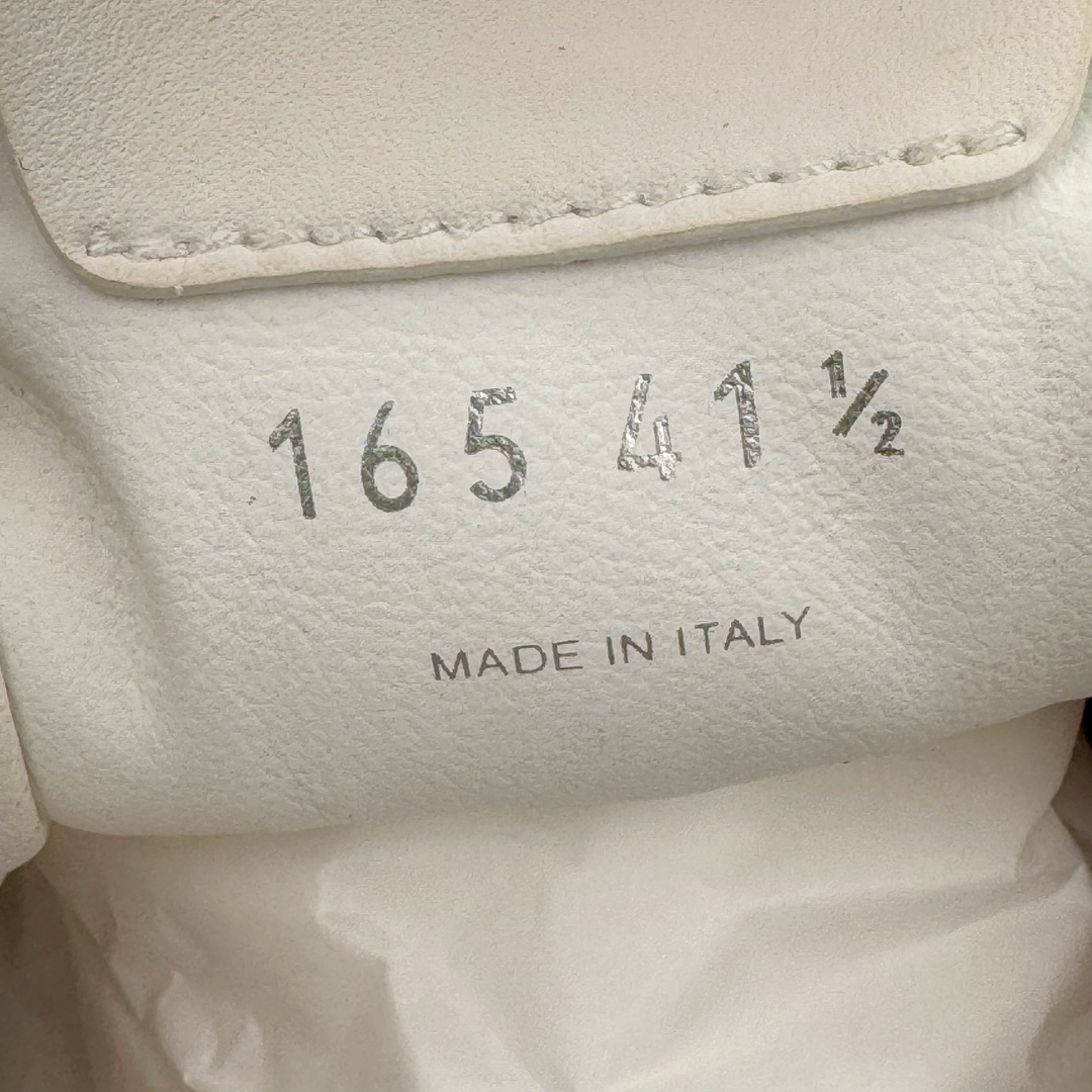 图片[12]-＃M纯原 Miumiu x New Balance NB530 新百伦缪缪联名款复古运动鞋 全套原楦原纸板原厂数据开发 原厂三文治网纱 原装进口羊皮加羊反绒正确绒感卡色 正确中底拉帮中底纸板满印细节 冲裁组合 匠心打造 耗时两个月开发完成 工艺极其复杂难度可想而知 新开独立私模大底 全网唯一正确私模大底 高端零售专供产物 这双变奏版本的530 SL 有着抢眼的双鞋带系统 以撞色的拼接感带出不同以往的风格 同时透过网眼面料与麂皮呈现复古质地 除了极为受到欢迎的棕色调之外 还推出了轻盈的裸白色系 而双方的联名徽标则展现在鞋舌以及内里衬底之上 搭配棉质和皮革的双重鞋带设计呈现出不俗的质感 此番的一大亮点就是将原来的ABZORB 鞋底更换为超薄外底 诠释Y2K风造型 鞋舌上的\\\”Miu Miu\\\”和\\\”NB\\\”Logo彰显联名身份 整双鞋带来浓浓的复古氛围 尺码：36 37 37.5 38 38.5 39.5 40 40.5 41.5 42 42.5 43 44 44.5 45 45.5 46.5-选品中心