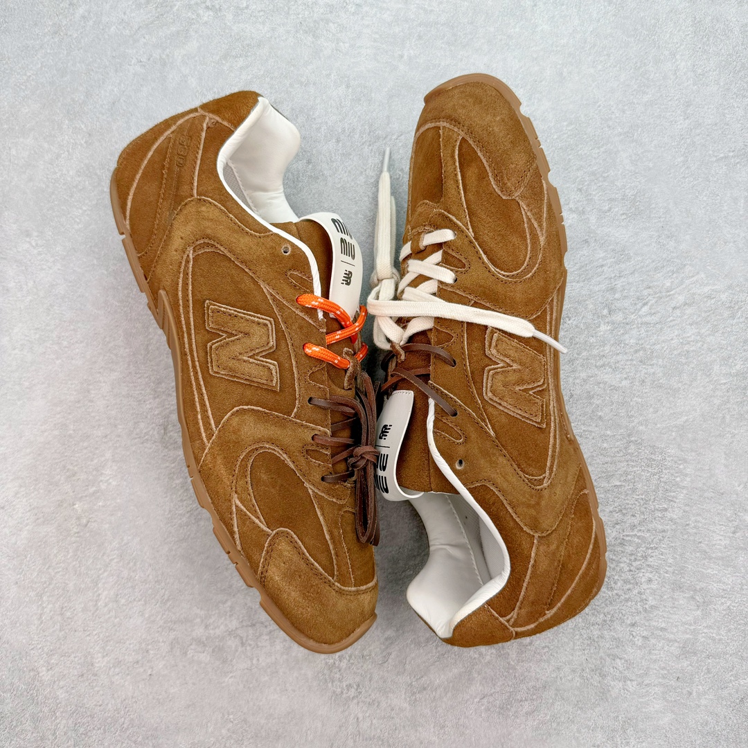 图片[3]-＃M纯原 Miumiu x New Balance NB530 新百伦缪缪联名款复古运动鞋 全套原楦原纸板原厂数据开发 原厂三文治网纱 原装进口羊皮加羊反绒正确绒感卡色 正确中底拉帮中底纸板满印细节 冲裁组合 匠心打造 耗时两个月开发完成 工艺极其复杂难度可想而知 新开独立私模大底 全网唯一正确私模大底 高端零售专供产物 这双变奏版本的530 SL 有着抢眼的双鞋带系统 以撞色的拼接感带出不同以往的风格 同时透过网眼面料与麂皮呈现复古质地 除了极为受到欢迎的棕色调之外 还推出了轻盈的裸白色系 而双方的联名徽标则展现在鞋舌以及内里衬底之上 搭配棉质和皮革的双重鞋带设计呈现出不俗的质感 此番的一大亮点就是将原来的ABZORB 鞋底更换为超薄外底 诠释Y2K风造型 鞋舌上的\\\”Miu Miu\\\”和\\\”NB\\\”Logo彰显联名身份 整双鞋带来浓浓的复古氛围 尺码：36 37 37.5 38 38.5 39.5 40 40.5 41.5 42 42.5 43 44 44.5 45 45.5 46.5-选品中心