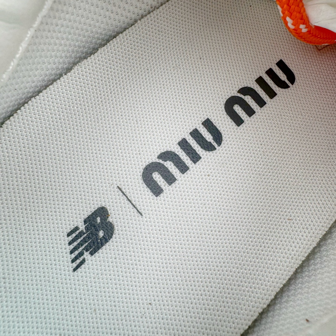 图片[11]-＃M纯原 Miumiu x New Balance NB530 新百伦缪缪联名款复古运动鞋 全套原楦原纸板原厂数据开发 原厂三文治网纱 原装进口羊皮加羊反绒正确绒感卡色 正确中底拉帮中底纸板满印细节 冲裁组合 匠心打造 耗时两个月开发完成 工艺极其复杂难度可想而知 新开独立私模大底 全网唯一正确私模大底 高端零售专供产物 这双变奏版本的530 SL 有着抢眼的双鞋带系统 以撞色的拼接感带出不同以往的风格 同时透过网眼面料与麂皮呈现复古质地 除了极为受到欢迎的棕色调之外 还推出了轻盈的裸白色系 而双方的联名徽标则展现在鞋舌以及内里衬底之上 搭配棉质和皮革的双重鞋带设计呈现出不俗的质感 此番的一大亮点就是将原来的ABZORB 鞋底更换为超薄外底 诠释Y2K风造型 鞋舌上的\\\”Miu Miu\\\”和\\\”NB\\\”Logo彰显联名身份 整双鞋带来浓浓的复古氛围 尺码：36 37 37.5 38 38.5 39.5 40 40.5 41.5 42 42.5 43 44 44.5 45 45.5 46.5-选品中心