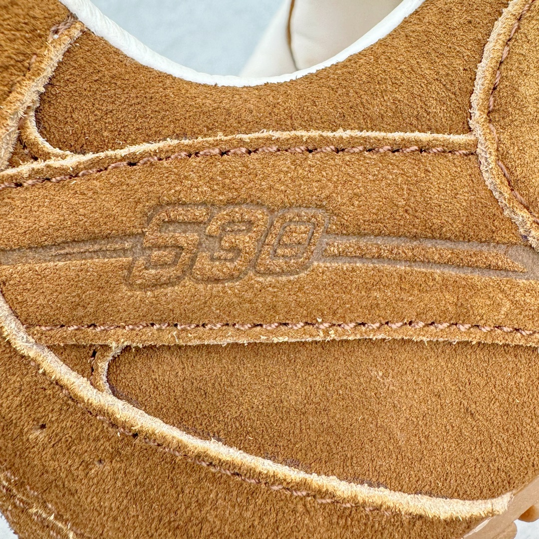 图片[18]-＃M纯原 Miumiu x New Balance NB530 新百伦缪缪联名款复古运动鞋 全套原楦原纸板原厂数据开发 原厂三文治网纱 原装进口羊皮加羊反绒正确绒感卡色 正确中底拉帮中底纸板满印细节 冲裁组合 匠心打造 耗时两个月开发完成 工艺极其复杂难度可想而知 新开独立私模大底 全网唯一正确私模大底 高端零售专供产物 这双变奏版本的530 SL 有着抢眼的双鞋带系统 以撞色的拼接感带出不同以往的风格 同时透过网眼面料与麂皮呈现复古质地 除了极为受到欢迎的棕色调之外 还推出了轻盈的裸白色系 而双方的联名徽标则展现在鞋舌以及内里衬底之上 搭配棉质和皮革的双重鞋带设计呈现出不俗的质感 此番的一大亮点就是将原来的ABZORB 鞋底更换为超薄外底 诠释Y2K风造型 鞋舌上的\\\”Miu Miu\\\”和\\\”NB\\\”Logo彰显联名身份 整双鞋带来浓浓的复古氛围 尺码：36 37 37.5 38 38.5 39.5 40 40.5 41.5 42 42.5 43 44 44.5 45 45.5 46.5-选品中心
