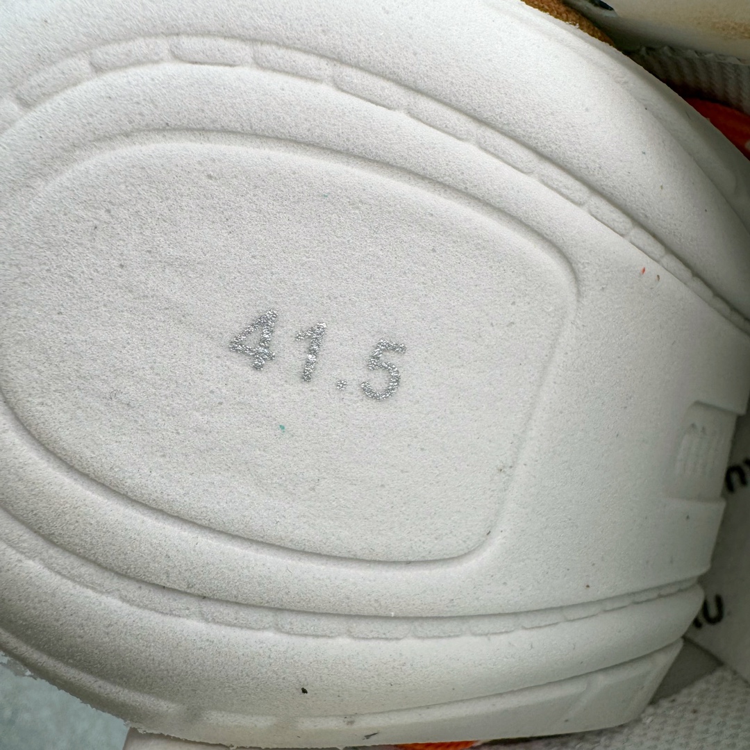 图片[21]-＃M纯原 Miumiu x New Balance NB530 新百伦缪缪联名款复古运动鞋 全套原楦原纸板原厂数据开发 原厂三文治网纱 原装进口羊皮加羊反绒正确绒感卡色 正确中底拉帮中底纸板满印细节 冲裁组合 匠心打造 耗时两个月开发完成 工艺极其复杂难度可想而知 新开独立私模大底 全网唯一正确私模大底 高端零售专供产物 这双变奏版本的530 SL 有着抢眼的双鞋带系统 以撞色的拼接感带出不同以往的风格 同时透过网眼面料与麂皮呈现复古质地 除了极为受到欢迎的棕色调之外 还推出了轻盈的裸白色系 而双方的联名徽标则展现在鞋舌以及内里衬底之上 搭配棉质和皮革的双重鞋带设计呈现出不俗的质感 此番的一大亮点就是将原来的ABZORB 鞋底更换为超薄外底 诠释Y2K风造型 鞋舌上的\\\”Miu Miu\\\”和\\\”NB\\\”Logo彰显联名身份 整双鞋带来浓浓的复古氛围 尺码：36 37 37.5 38 38.5 39.5 40 40.5 41.5 42 42.5 43 44 44.5 45 45.5 46.5-选品中心