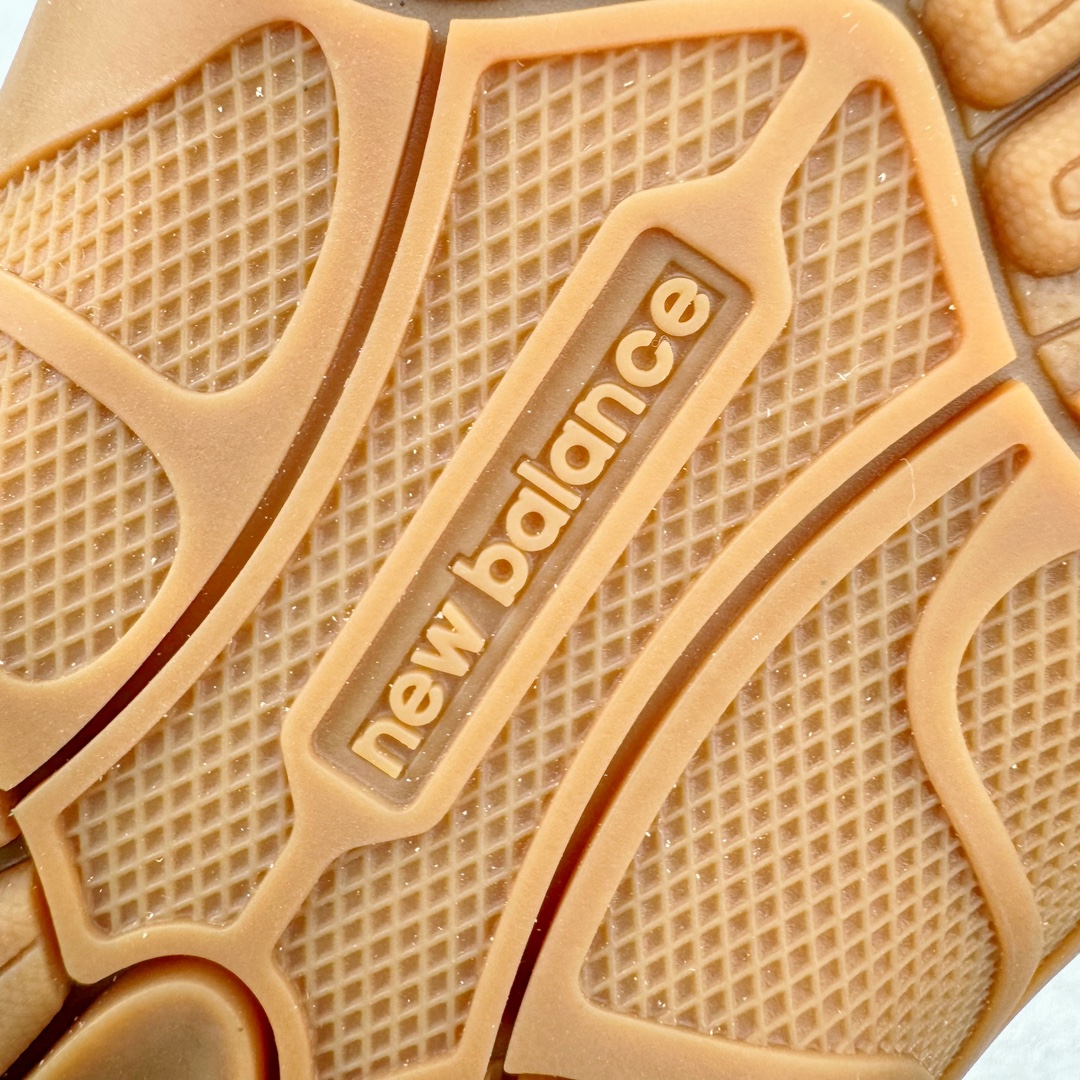 图片[20]-＃M纯原 Miumiu x New Balance NB530 新百伦缪缪联名款复古运动鞋 全套原楦原纸板原厂数据开发 原厂三文治网纱 原装进口羊皮加羊反绒正确绒感卡色 正确中底拉帮中底纸板满印细节 冲裁组合 匠心打造 耗时两个月开发完成 工艺极其复杂难度可想而知 新开独立私模大底 全网唯一正确私模大底 高端零售专供产物 这双变奏版本的530 SL 有着抢眼的双鞋带系统 以撞色的拼接感带出不同以往的风格 同时透过网眼面料与麂皮呈现复古质地 除了极为受到欢迎的棕色调之外 还推出了轻盈的裸白色系 而双方的联名徽标则展现在鞋舌以及内里衬底之上 搭配棉质和皮革的双重鞋带设计呈现出不俗的质感 此番的一大亮点就是将原来的ABZORB 鞋底更换为超薄外底 诠释Y2K风造型 鞋舌上的\\\”Miu Miu\\\”和\\\”NB\\\”Logo彰显联名身份 整双鞋带来浓浓的复古氛围 尺码：36 37 37.5 38 38.5 39.5 40 40.5 41.5 42 42.5 43 44 44.5 45 45.5 46.5-选品中心