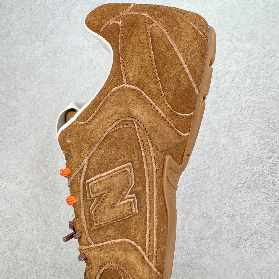 图片[7]-＃M纯原 Miumiu x New Balance NB530 新百伦缪缪联名款复古运动鞋 全套原楦原纸板原厂数据开发 原厂三文治网纱 原装进口羊皮加羊反绒正确绒感卡色 正确中底拉帮中底纸板满印细节 冲裁组合 匠心打造 耗时两个月开发完成 工艺极其复杂难度可想而知 新开独立私模大底 全网唯一正确私模大底 高端零售专供产物 这双变奏版本的530 SL 有着抢眼的双鞋带系统 以撞色的拼接感带出不同以往的风格 同时透过网眼面料与麂皮呈现复古质地 除了极为受到欢迎的棕色调之外 还推出了轻盈的裸白色系 而双方的联名徽标则展现在鞋舌以及内里衬底之上 搭配棉质和皮革的双重鞋带设计呈现出不俗的质感 此番的一大亮点就是将原来的ABZORB 鞋底更换为超薄外底 诠释Y2K风造型 鞋舌上的\\\”Miu Miu\\\”和\\\”NB\\\”Logo彰显联名身份 整双鞋带来浓浓的复古氛围 尺码：36 37 37.5 38 38.5 39.5 40 40.5 41.5 42 42.5 43 44 44.5 45 45.5 46.5-选品中心