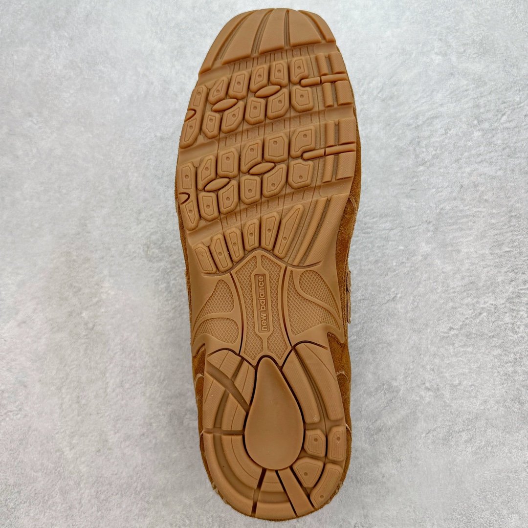 图片[9]-＃M纯原 Miumiu x New Balance NB530 新百伦缪缪联名款复古运动鞋 全套原楦原纸板原厂数据开发 原厂三文治网纱 原装进口羊皮加羊反绒正确绒感卡色 正确中底拉帮中底纸板满印细节 冲裁组合 匠心打造 耗时两个月开发完成 工艺极其复杂难度可想而知 新开独立私模大底 全网唯一正确私模大底 高端零售专供产物 这双变奏版本的530 SL 有着抢眼的双鞋带系统 以撞色的拼接感带出不同以往的风格 同时透过网眼面料与麂皮呈现复古质地 除了极为受到欢迎的棕色调之外 还推出了轻盈的裸白色系 而双方的联名徽标则展现在鞋舌以及内里衬底之上 搭配棉质和皮革的双重鞋带设计呈现出不俗的质感 此番的一大亮点就是将原来的ABZORB 鞋底更换为超薄外底 诠释Y2K风造型 鞋舌上的\\\”Miu Miu\\\”和\\\”NB\\\”Logo彰显联名身份 整双鞋带来浓浓的复古氛围 尺码：36 37 37.5 38 38.5 39.5 40 40.5 41.5 42 42.5 43 44 44.5 45 45.5 46.5-选品中心