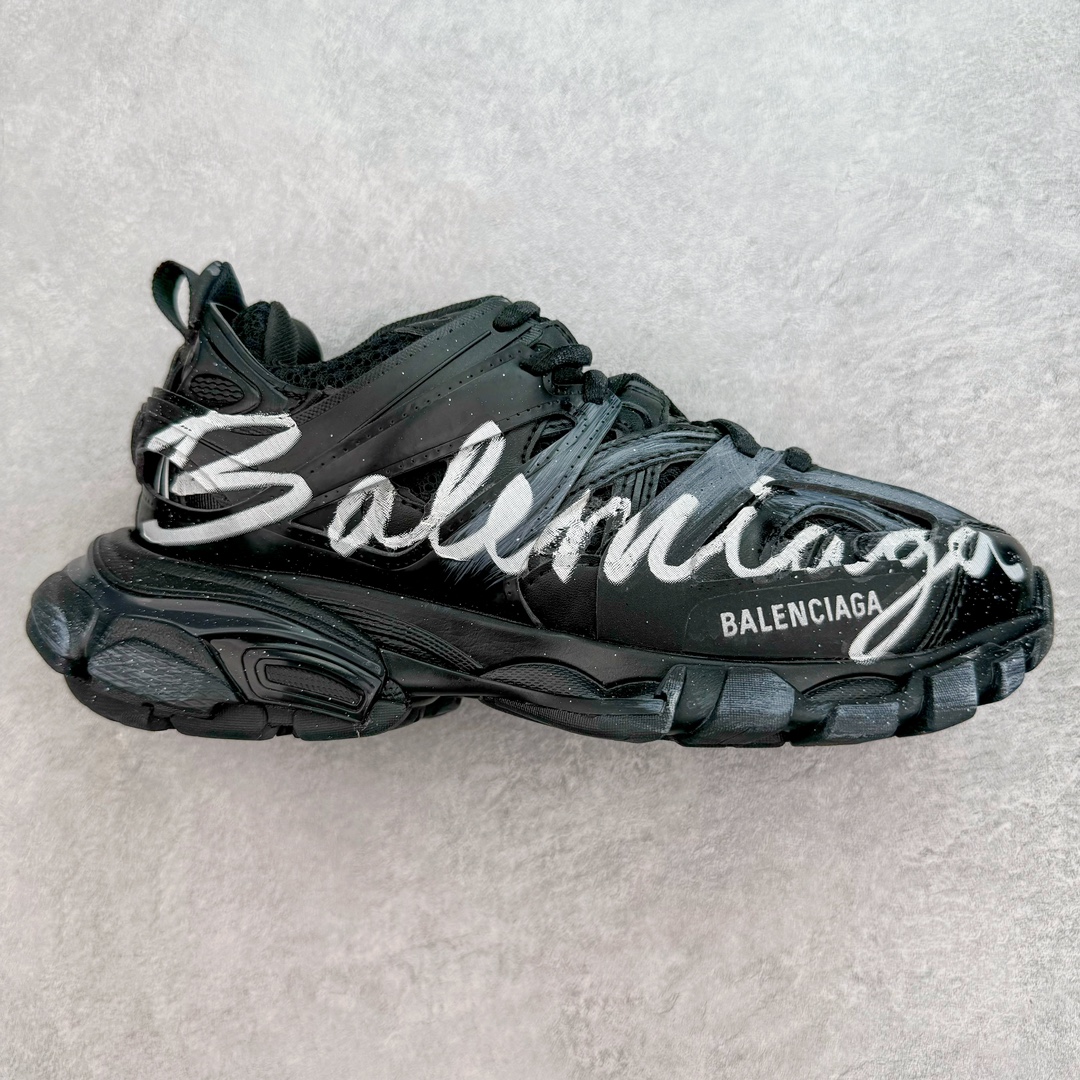 ＃纯原 BALENCIAGA Track Trainers 巴黎世家 3.0代复古野跑姥爹潮流百搭慢跑鞋 成份：47%涤纶 40%聚氨酯纤维 13%Nylon 采用尼龙和网眼布制成 100%不含皮革 尺码饰于足尖 鞋后跟压印Track字样 外底正面压印BB标识 外侧印有Balenciaga印花 鞋舌压印Balenciaga标识 双鞋带以常规方式打结 后帮及鞋舌配有拉环鞋提 动态鞋底设计 为双脚带来后续的助力 50毫米鞋弓 水洗做旧风格 中国制造 此商品提供Balenciaga防尘袋和包装盒 尺码：35/46-选品中心
