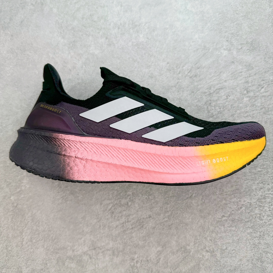 ＃纯原 AD Ultra Boost 5X 2025高性能版5X系列UB低帮袜套式针织透气缓震休闲运动慢跑鞋 JI1332 全新Ultraboost 5X官宣，颠覆以往，迎来该系列自2015年首次亮相最大一次革新！从鞋面到中底配置都有新的突破，跟着小编一同探究“阿迪UB有史以来最大升级”！Ultraboost 5X革新中底配置，采用LightBoost V2泡沫，与Ultraboost Light相比，前掌能量反馈增加2%。与此同时“加厚不增重”，中底相较于上一代更轻，让跑者每一次迈步都能得到更柔软、更澎湃的能量反馈。搭配X形“Torsion System”扭转系统，助力跑者从落地到脚趾离地过程的平稳过渡。Ultraboost 5X升级中足锁定性能，革新Mono Primeknit自适应鞋面配置，搭配轻质无笼鞋面结构，更加贴合跑者脚部。大底由Continental™橡胶制成，更耐磨，抓地力更出色。Adidas全新推出ULTRABOOST 5X，专注日常跑步，适用于任何级别的跑者，无距离门槛限制。兼具有氧跑、中短距离慢跑、节奏跑、间歇跑、日常通勤等各种场景，ULTRABOOST 5X都能给你带来优质的跑步体验。尺码：39⅓ 40 40⅔ 41⅓ 42 42⅔ 43⅓ 44 44⅔ 45 46 47⅔ 48-选品中心