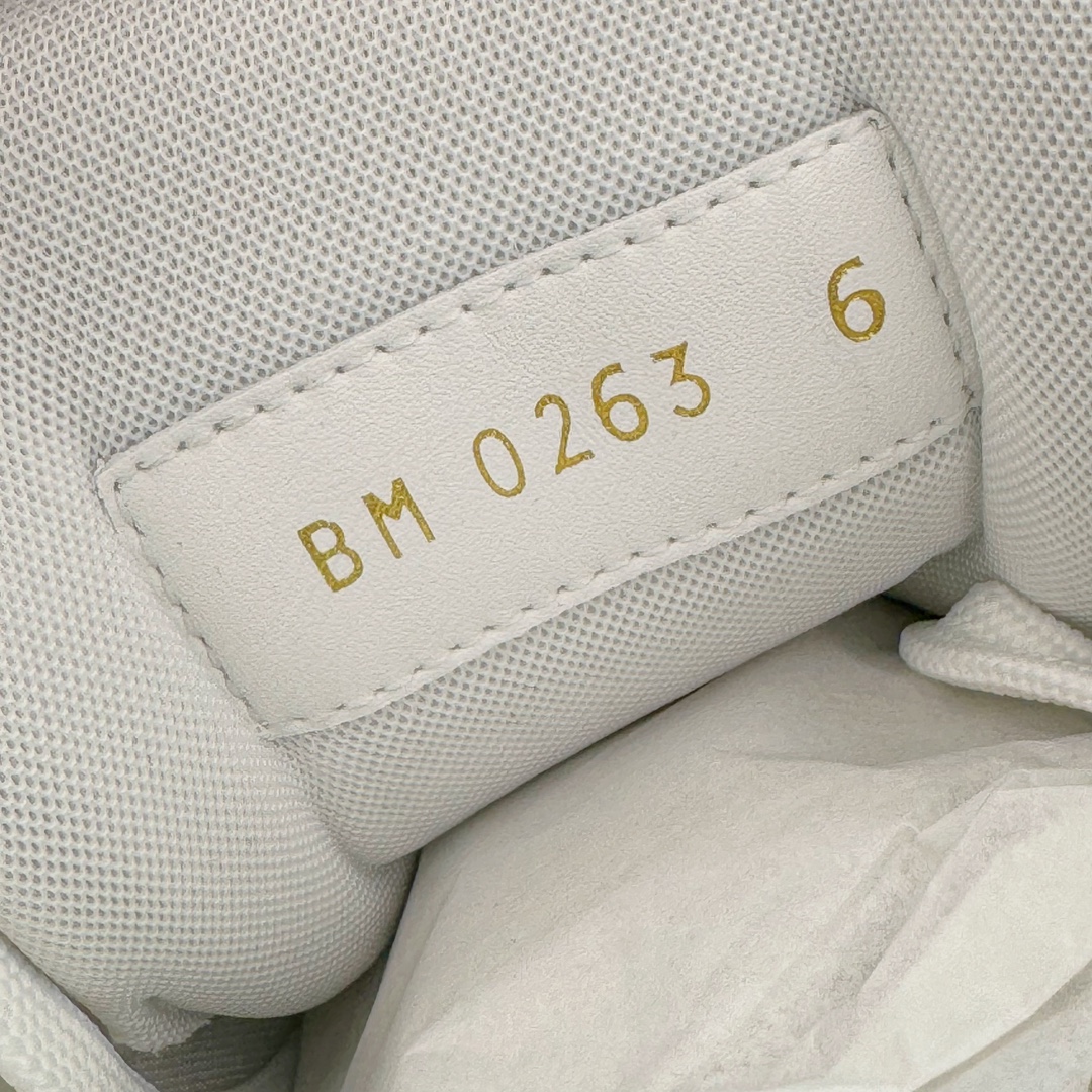 图片[11]-＃FS顶级特价 Louis Vuitton Trainer lv时装走秀运动鞋 实力大厂出品 平台专供 成熟的做工稳定的品控 完美鞋型超高的清洁度 零毛边线头瑕疵 全套原楦原纸版原鞋开模 全网最具灵魂的版型 正确原装黄色鞋盒 正确中底印花 鞋面印花3D高频深度立体 全鞋电脑针车 紧密相连 针距密度一致 环保乳胶注塑鞋垫 厚度脚感还原原版 皮面裁剪部位 统一油边封口工艺 原装橡胶大底含胶量大底组合零偏差 专柜全套包装 防尘袋 说明书 质保卡 男女鞋 尺码：35 36 37 38 39 40 41 42 43 44 45-选品中心