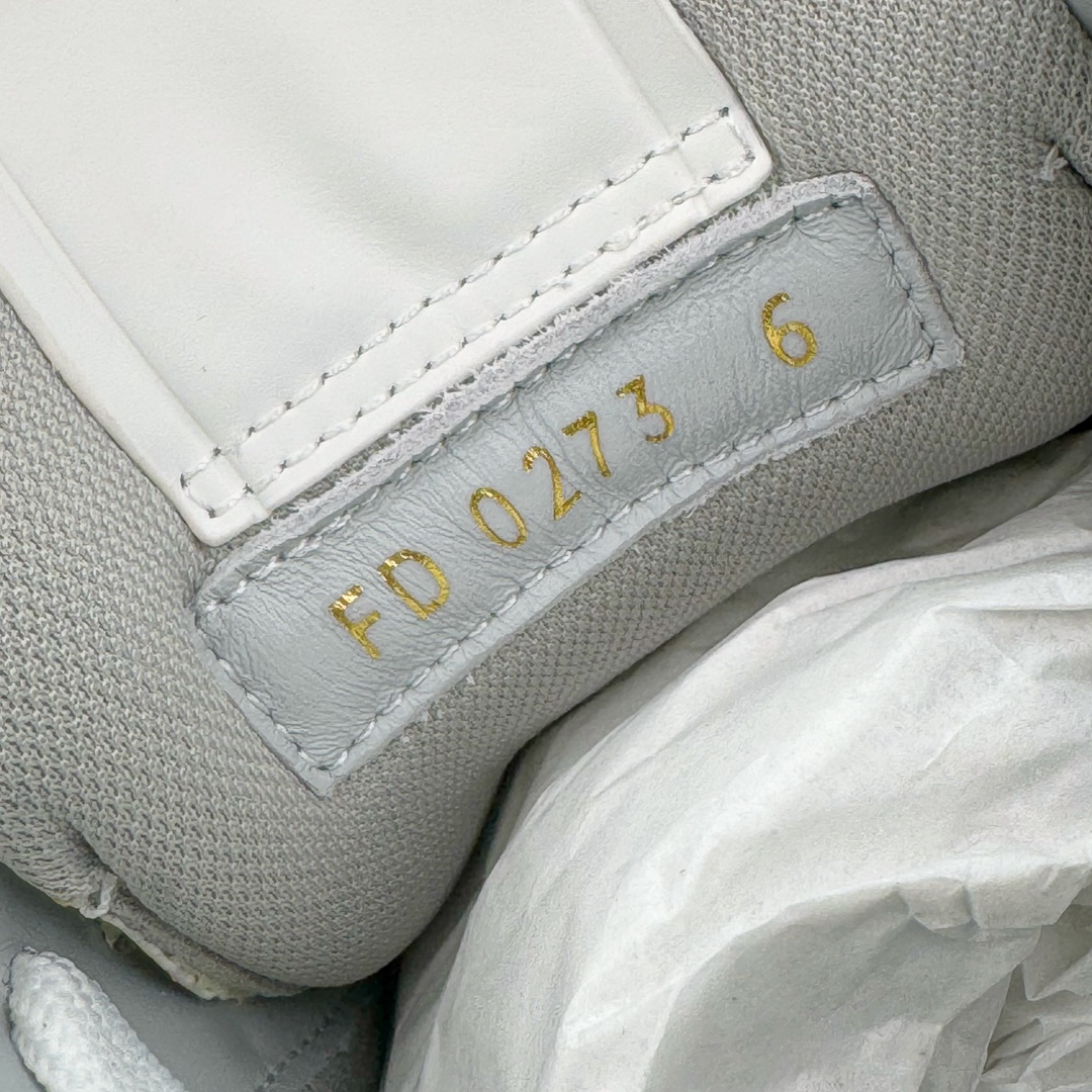 图片[11]-＃FS顶级特价 Louis Vuitton Trainer lv时装走秀运动鞋 实力大厂出品 平台专供 成熟的做工稳定的品控 完美鞋型超高的清洁度 零毛边线头瑕疵 全套原楦原纸版原鞋开模 全网最具灵魂的版型 正确原装黄色鞋盒 正确中底印花 鞋面印花3D高频深度立体 全鞋电脑针车 紧密相连 针距密度一致 环保乳胶注塑鞋垫 厚度脚感还原原版 皮面裁剪部位 统一油边封口工艺 原装橡胶大底含胶量大底组合零偏差 专柜全套包装 防尘袋 说明书 质保卡 男女鞋 尺码：35 36 37 38 39 40 41 42 43 44 45-选品中心