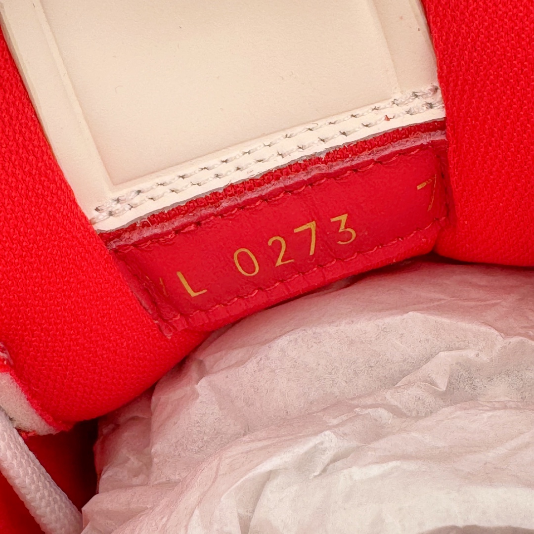 图片[11]-＃FS顶级特价 Louis Vuitton Trainer lv时装走秀运动鞋 实力大厂出品 平台专供 成熟的做工稳定的品控 完美鞋型超高的清洁度 零毛边线头瑕疵 全套原楦原纸版原鞋开模 全网最具灵魂的版型 正确原装黄色鞋盒 正确中底印花 鞋面印花3D高频深度立体 全鞋电脑针车 紧密相连 针距密度一致 环保乳胶注塑鞋垫 厚度脚感还原原版 皮面裁剪部位 统一油边封口工艺 原装橡胶大底含胶量大底组合零偏差 专柜全套包装 防尘袋 说明书 质保卡 男女鞋 尺码：35 36 37 38 39 40 41 42 43 44 45-选品中心