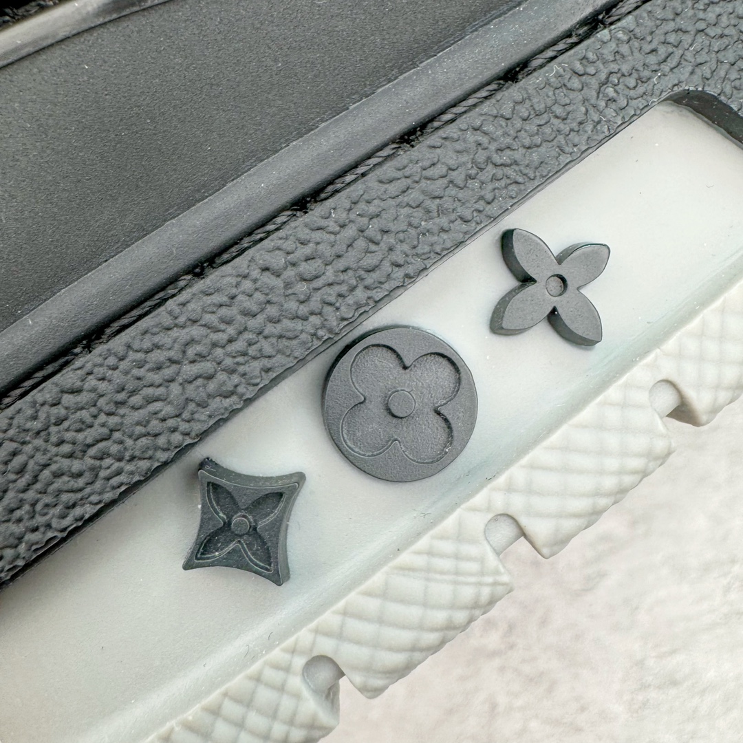 图片[15]-＃FS顶级特价 Louis Vuitton Trainer lv时装走秀运动鞋 实力大厂出品 平台专供 成熟的做工稳定的品控 完美鞋型超高的清洁度 零毛边线头瑕疵 全套原楦原纸版原鞋开模 全网最具灵魂的版型 正确原装黄色鞋盒 正确中底印花 鞋面印花3D高频深度立体 全鞋电脑针车 紧密相连 针距密度一致 环保乳胶注塑鞋垫 厚度脚感还原原版 皮面裁剪部位 统一油边封口工艺 原装橡胶大底含胶量大底组合零偏差 专柜全套包装 防尘袋 说明书 质保卡 男女鞋 尺码：35 36 37 38 39 40 41 42 43 44 45-选品中心