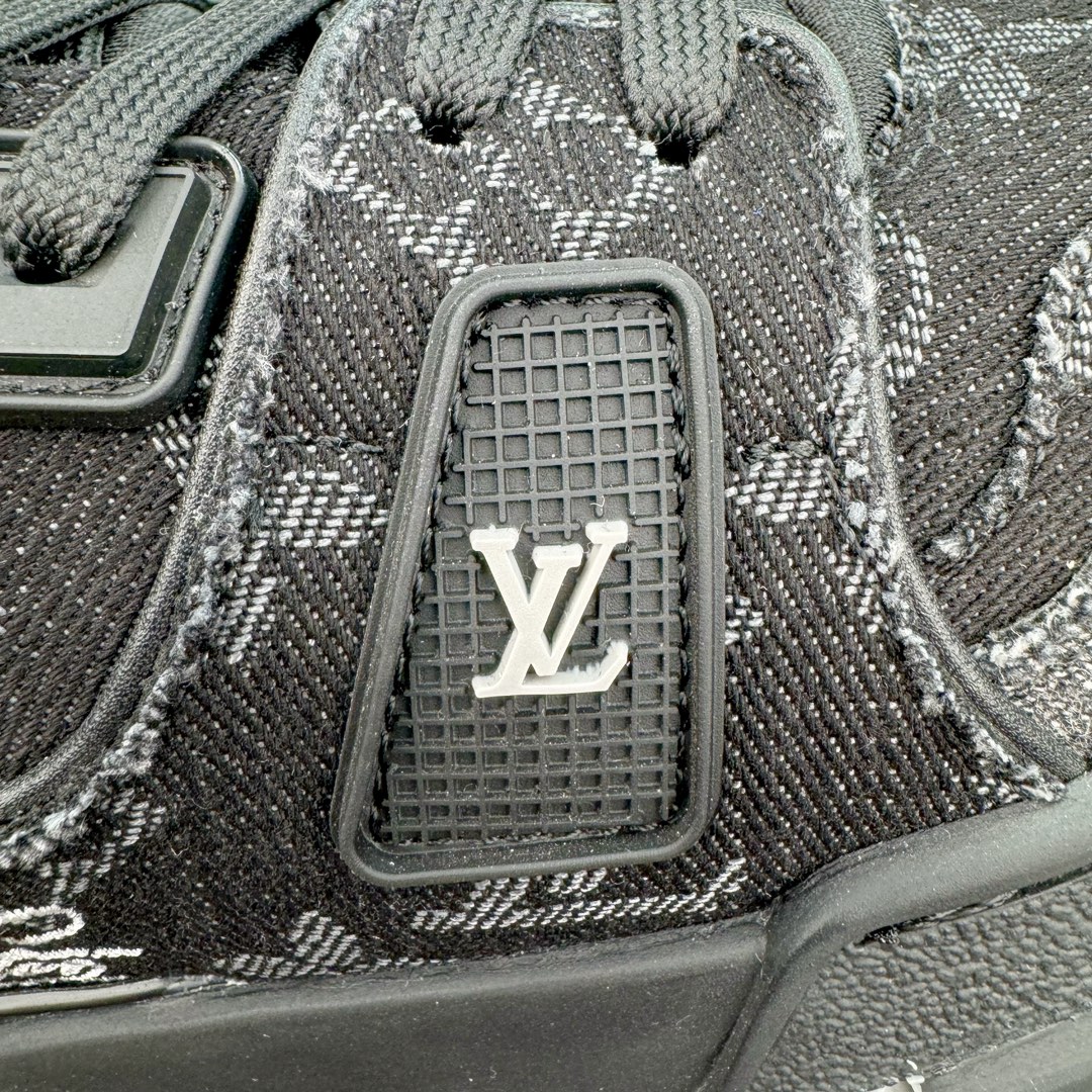 图片[13]-＃FS顶级特价 Louis Vuitton Trainer lv时装走秀运动鞋 实力大厂出品 平台专供 成熟的做工稳定的品控 完美鞋型超高的清洁度 零毛边线头瑕疵 全套原楦原纸版原鞋开模 全网最具灵魂的版型 正确原装黄色鞋盒 正确中底印花 鞋面印花3D高频深度立体 全鞋电脑针车 紧密相连 针距密度一致 环保乳胶注塑鞋垫 厚度脚感还原原版 皮面裁剪部位 统一油边封口工艺 原装橡胶大底含胶量大底组合零偏差 专柜全套包装 防尘袋 说明书 质保卡 男女鞋 尺码：35 36 37 38 39 40 41 42 43 44 45-选品中心