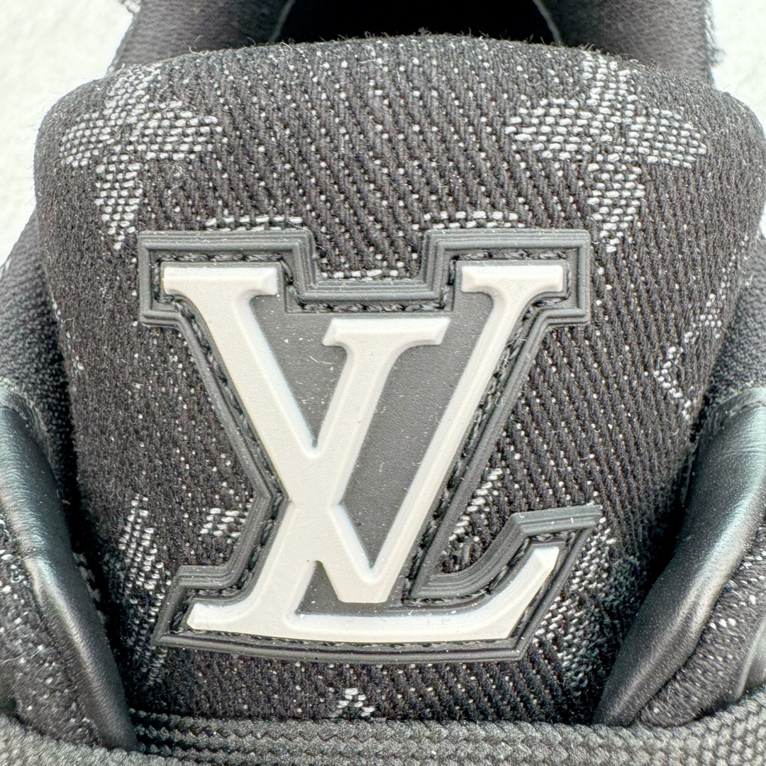 图片[11]-＃FS顶级特价 Louis Vuitton Trainer lv时装走秀运动鞋 实力大厂出品 平台专供 成熟的做工稳定的品控 完美鞋型超高的清洁度 零毛边线头瑕疵 全套原楦原纸版原鞋开模 全网最具灵魂的版型 正确原装黄色鞋盒 正确中底印花 鞋面印花3D高频深度立体 全鞋电脑针车 紧密相连 针距密度一致 环保乳胶注塑鞋垫 厚度脚感还原原版 皮面裁剪部位 统一油边封口工艺 原装橡胶大底含胶量大底组合零偏差 专柜全套包装 防尘袋 说明书 质保卡 男女鞋 尺码：35 36 37 38 39 40 41 42 43 44 45-选品中心