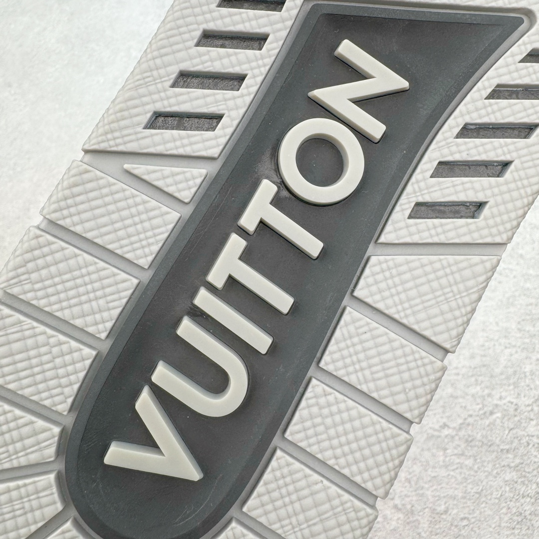 图片[16]-＃FS顶级特价 Louis Vuitton Trainer lv时装走秀运动鞋 实力大厂出品 平台专供 成熟的做工稳定的品控 完美鞋型超高的清洁度 零毛边线头瑕疵 全套原楦原纸版原鞋开模 全网最具灵魂的版型 正确原装黄色鞋盒 正确中底印花 鞋面印花3D高频深度立体 全鞋电脑针车 紧密相连 针距密度一致 环保乳胶注塑鞋垫 厚度脚感还原原版 皮面裁剪部位 统一油边封口工艺 原装橡胶大底含胶量大底组合零偏差 专柜全套包装 防尘袋 说明书 质保卡 男女鞋 尺码：35 36 37 38 39 40 41 42 43 44 45-选品中心