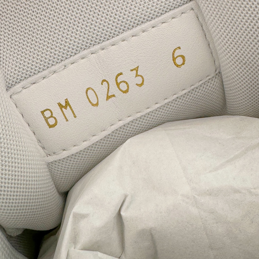 图片[11]-＃FS顶级特价 Louis Vuitton Trainer lv时装走秀运动鞋 实力大厂出品 平台专供 成熟的做工稳定的品控 完美鞋型超高的清洁度 零毛边线头瑕疵 全套原楦原纸版原鞋开模 全网最具灵魂的版型 正确原装黄色鞋盒 正确中底印花 鞋面印花3D高频深度立体 全鞋电脑针车 紧密相连 针距密度一致 环保乳胶注塑鞋垫 厚度脚感还原原版 皮面裁剪部位 统一油边封口工艺 原装橡胶大底含胶量大底组合零偏差 专柜全套包装 防尘袋 说明书 质保卡 男女鞋 尺码：35 36 37 38 39 40 41 42 43 44 45-选品中心