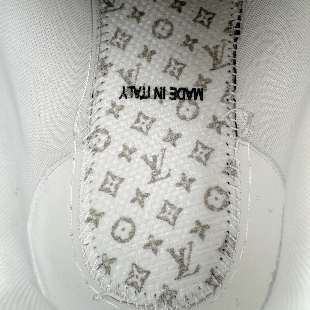 图片[10]-＃FS顶级特价 Louis Vuitton Trainer lv时装走秀运动鞋 实力大厂出品 平台专供 成熟的做工稳定的品控 完美鞋型超高的清洁度 零毛边线头瑕疵 全套原楦原纸版原鞋开模 全网最具灵魂的版型 正确原装黄色鞋盒 正确中底印花 鞋面印花3D高频深度立体 全鞋电脑针车 紧密相连 针距密度一致 环保乳胶注塑鞋垫 厚度脚感还原原版 皮面裁剪部位 统一油边封口工艺 原装橡胶大底含胶量大底组合零偏差 专柜全套包装 防尘袋 说明书 质保卡 男女鞋 尺码：35 36 37 38 39 40 41 42 43 44 45-选品中心