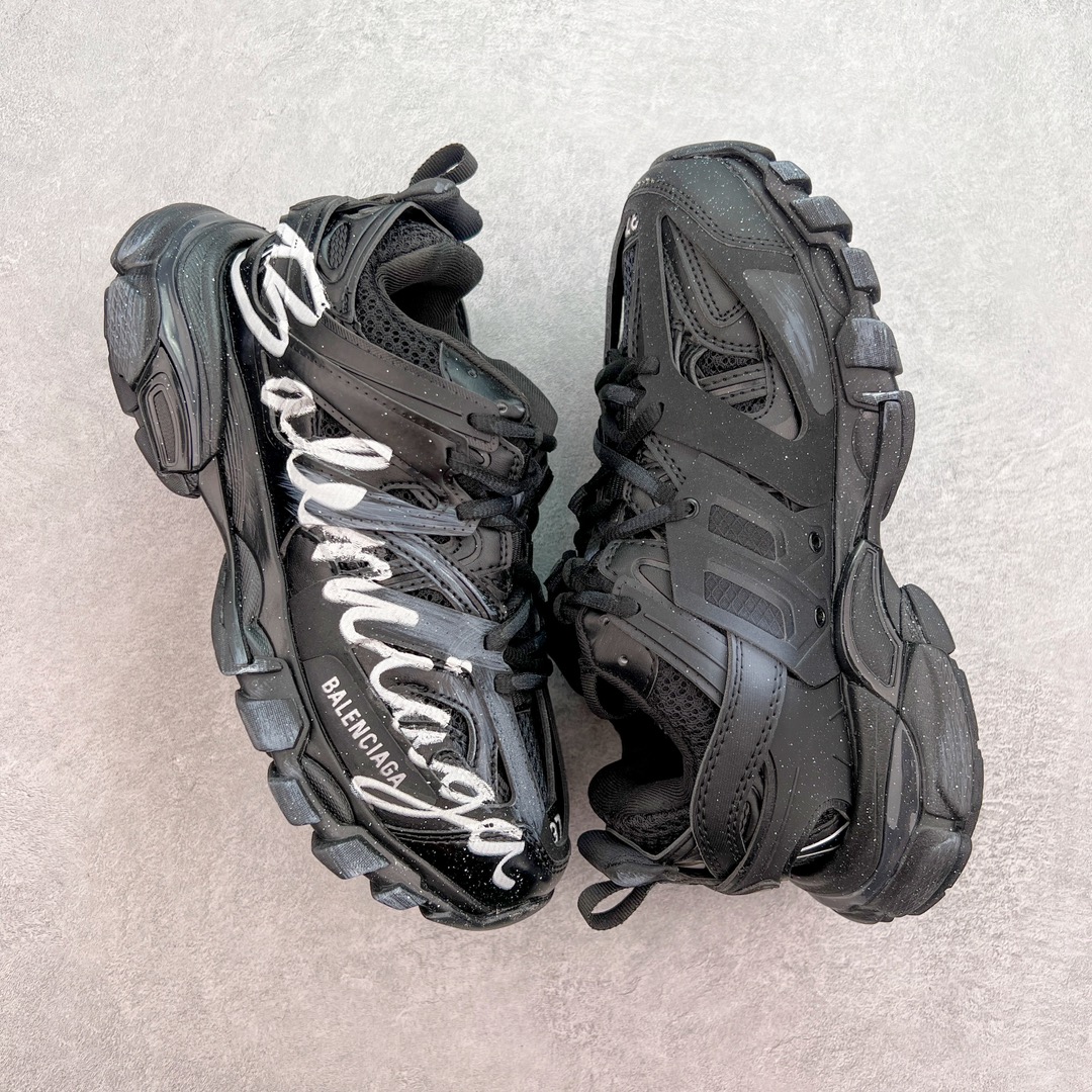 图片[3]-＃纯原 BALENCIAGA Track Trainers 巴黎世家 3.0代复古野跑姥爹潮流百搭慢跑鞋 成份：47%涤纶 40%聚氨酯纤维 13%Nylon 采用尼龙和网眼布制成 100%不含皮革 尺码饰于足尖 鞋后跟压印Track字样 外底正面压印BB标识 外侧印有Balenciaga印花 鞋舌压印Balenciaga标识 双鞋带以常规方式打结 后帮及鞋舌配有拉环鞋提 动态鞋底设计 为双脚带来后续的助力 50毫米鞋弓 水洗做旧风格 中国制造 此商品提供Balenciaga防尘袋和包装盒 尺码：35/46-选品中心