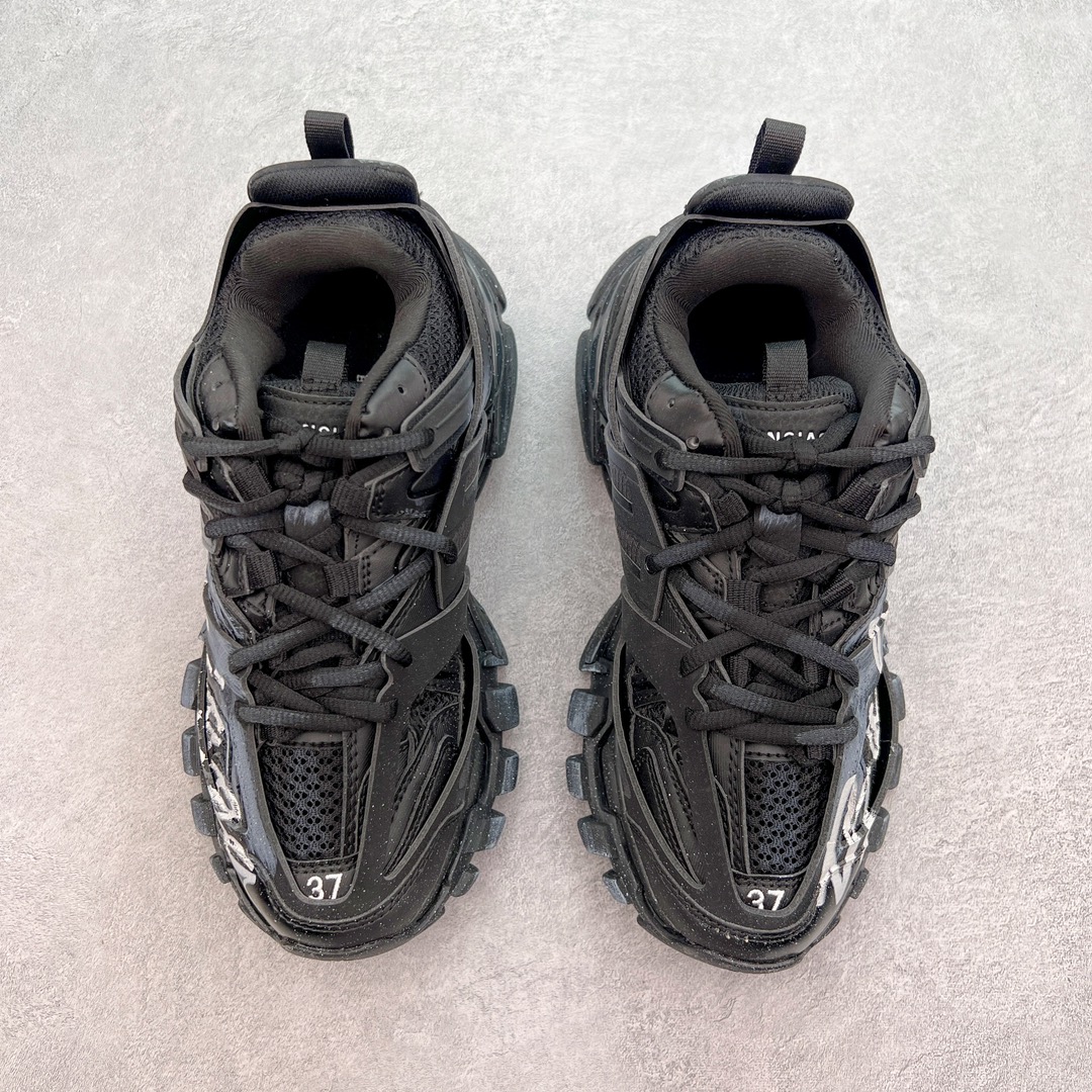 图片[2]-＃纯原 BALENCIAGA Track Trainers 巴黎世家 3.0代复古野跑姥爹潮流百搭慢跑鞋 成份：47%涤纶 40%聚氨酯纤维 13%Nylon 采用尼龙和网眼布制成 100%不含皮革 尺码饰于足尖 鞋后跟压印Track字样 外底正面压印BB标识 外侧印有Balenciaga印花 鞋舌压印Balenciaga标识 双鞋带以常规方式打结 后帮及鞋舌配有拉环鞋提 动态鞋底设计 为双脚带来后续的助力 50毫米鞋弓 水洗做旧风格 中国制造 此商品提供Balenciaga防尘袋和包装盒 尺码：35/46-选品中心