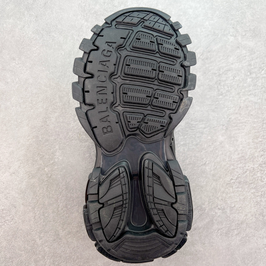 图片[9]-＃纯原 BALENCIAGA Track Trainers 巴黎世家 3.0代复古野跑姥爹潮流百搭慢跑鞋 成份：47%涤纶 40%聚氨酯纤维 13%Nylon 采用尼龙和网眼布制成 100%不含皮革 尺码饰于足尖 鞋后跟压印Track字样 外底正面压印BB标识 外侧印有Balenciaga印花 鞋舌压印Balenciaga标识 双鞋带以常规方式打结 后帮及鞋舌配有拉环鞋提 动态鞋底设计 为双脚带来后续的助力 50毫米鞋弓 水洗做旧风格 中国制造 此商品提供Balenciaga防尘袋和包装盒 尺码：35/46-选品中心