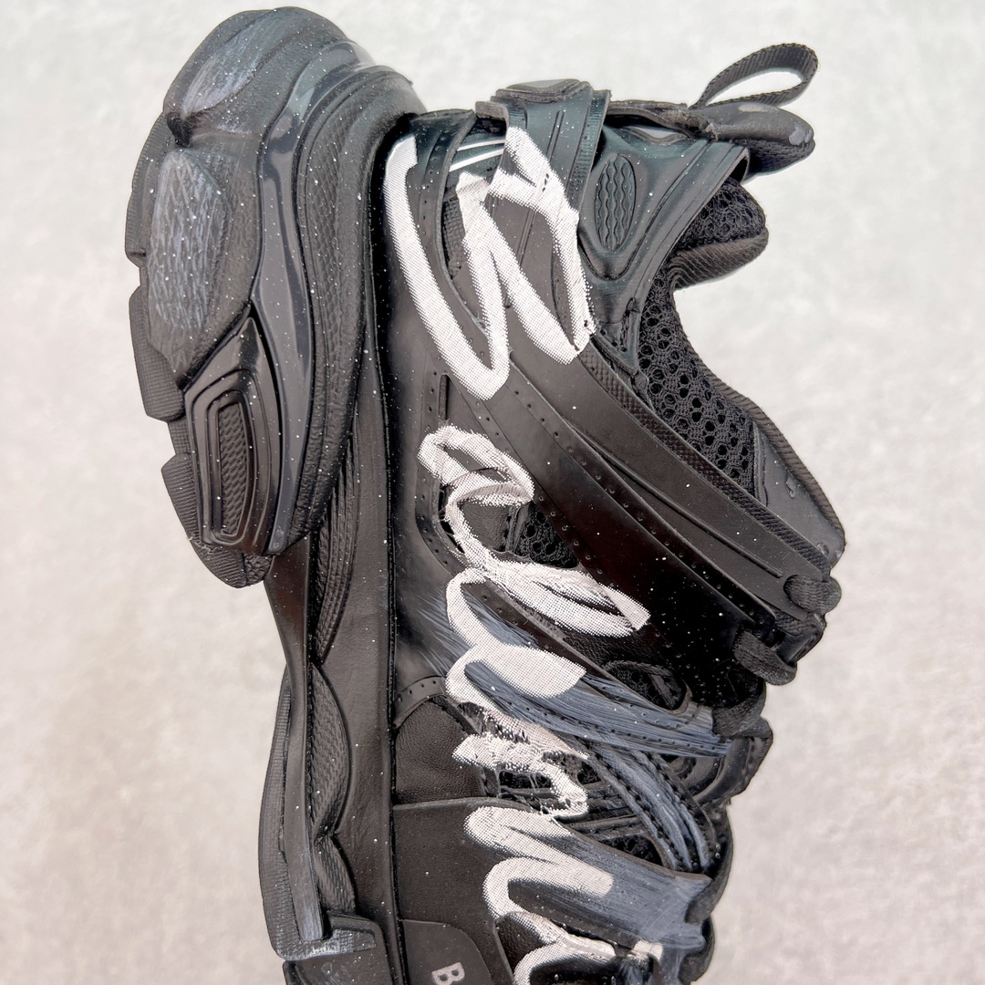 图片[6]-＃纯原 BALENCIAGA Track Trainers 巴黎世家 3.0代复古野跑姥爹潮流百搭慢跑鞋 成份：47%涤纶 40%聚氨酯纤维 13%Nylon 采用尼龙和网眼布制成 100%不含皮革 尺码饰于足尖 鞋后跟压印Track字样 外底正面压印BB标识 外侧印有Balenciaga印花 鞋舌压印Balenciaga标识 双鞋带以常规方式打结 后帮及鞋舌配有拉环鞋提 动态鞋底设计 为双脚带来后续的助力 50毫米鞋弓 水洗做旧风格 中国制造 此商品提供Balenciaga防尘袋和包装盒 尺码：35/46-选品中心