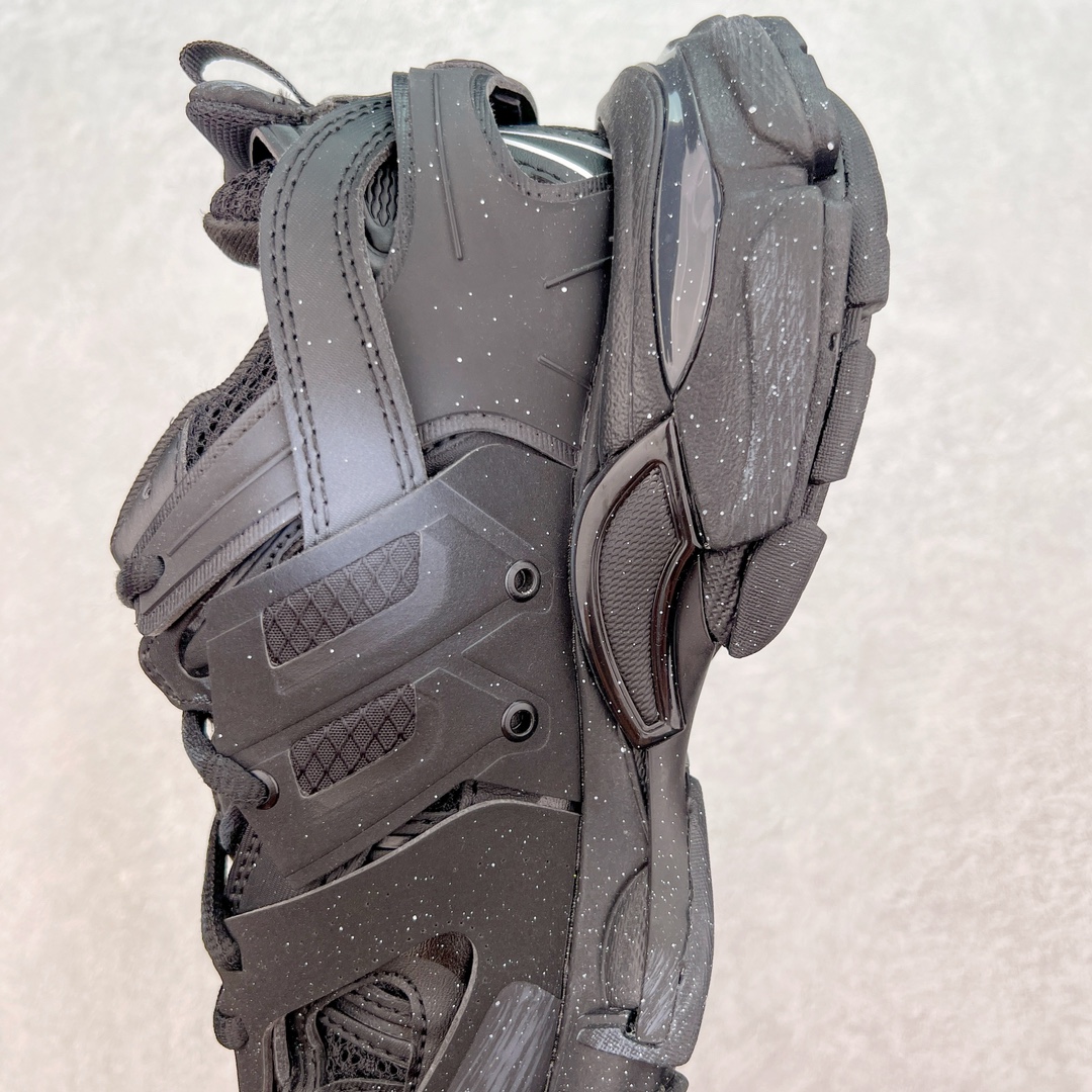 图片[7]-＃纯原 BALENCIAGA Track Trainers 巴黎世家 3.0代复古野跑姥爹潮流百搭慢跑鞋 成份：47%涤纶 40%聚氨酯纤维 13%Nylon 采用尼龙和网眼布制成 100%不含皮革 尺码饰于足尖 鞋后跟压印Track字样 外底正面压印BB标识 外侧印有Balenciaga印花 鞋舌压印Balenciaga标识 双鞋带以常规方式打结 后帮及鞋舌配有拉环鞋提 动态鞋底设计 为双脚带来后续的助力 50毫米鞋弓 水洗做旧风格 中国制造 此商品提供Balenciaga防尘袋和包装盒 尺码：35/46-选品中心