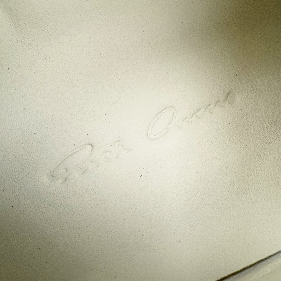 图片[20]-＃DG纯原 Rick Owens Edfu 瑞克·欧文斯低帮皮面时尚运动板鞋 奶白 二级市场已经7K以上 平台客户随意卖四位数 RO广东原厂出品 纯原天花板 原版一比一复刻 冲正绝不翻车 还原度达到百分之98以上 原楦开发纸版版型 ZP拆解原版1：1复模裁片纸版 力求做到0错位 这样才能达到和zp一致的鞋型味道 采用进口cnc数控机床开发对版独家tpu奶香大底 区别于市场所有版本 zp同源全头层粒面小牛皮 达到和zp一致手感 原厂进口细纹布 万邦订购原厂高弹粉红色海绵 内里搭配软质细腻羊皮 TPU高密度大底 软硬度透光度高已经测试和原版一致 尺码：36 37 38 39 40 41 42 43 44 45 46-选品中心