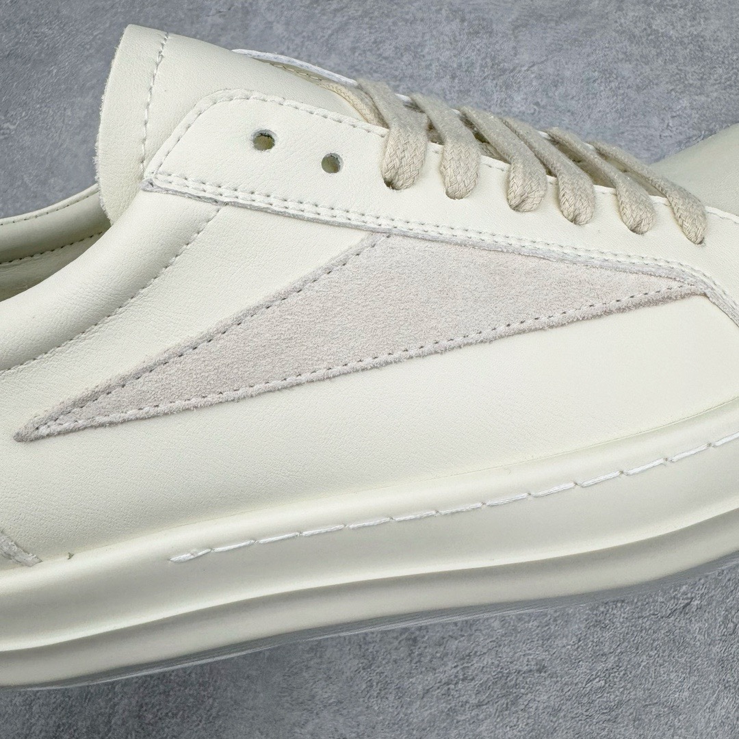 图片[10]-＃DG纯原 Rick Owens Edfu 瑞克·欧文斯低帮皮面时尚运动板鞋 奶白 二级市场已经7K以上 平台客户随意卖四位数 RO广东原厂出品 纯原天花板 原版一比一复刻 冲正绝不翻车 还原度达到百分之98以上 原楦开发纸版版型 ZP拆解原版1：1复模裁片纸版 力求做到0错位 这样才能达到和zp一致的鞋型味道 采用进口cnc数控机床开发对版独家tpu奶香大底 区别于市场所有版本 zp同源全头层粒面小牛皮 达到和zp一致手感 原厂进口细纹布 万邦订购原厂高弹粉红色海绵 内里搭配软质细腻羊皮 TPU高密度大底 软硬度透光度高已经测试和原版一致 尺码：36 37 38 39 40 41 42 43 44 45 46-选品中心