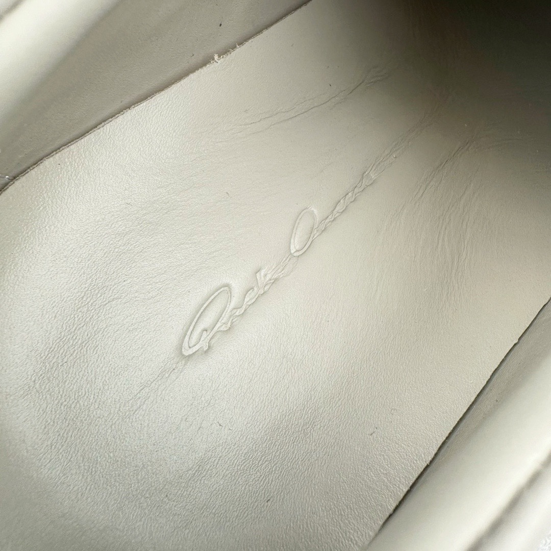 图片[20]-＃DG纯原 Rick Owens Edfu 瑞克·欧文斯低帮皮面时尚运动板鞋 灰白 二级市场已经7K以上 平台客户随意卖四位数 RO广东原厂出品 纯原天花板 原版一比一复刻 冲正绝不翻车 还原度达到百分之98以上 原楦开发纸版版型 ZP拆解原版1：1复模裁片纸版 力求做到0错位 这样才能达到和zp一致的鞋型味道 采用进口cnc数控机床开发对版独家tpu奶香大底 区别于市场所有版本 zp同源全头层粒面小牛皮 达到和zp一致手感 原厂进口细纹布 万邦订购原厂高弹粉红色海绵 内里搭配软质细腻羊皮 TPU高密度大底 软硬度透光度高已经测试和原版一致 尺码：36 37 38 39 40 41 42 43 44 45 46-选品中心