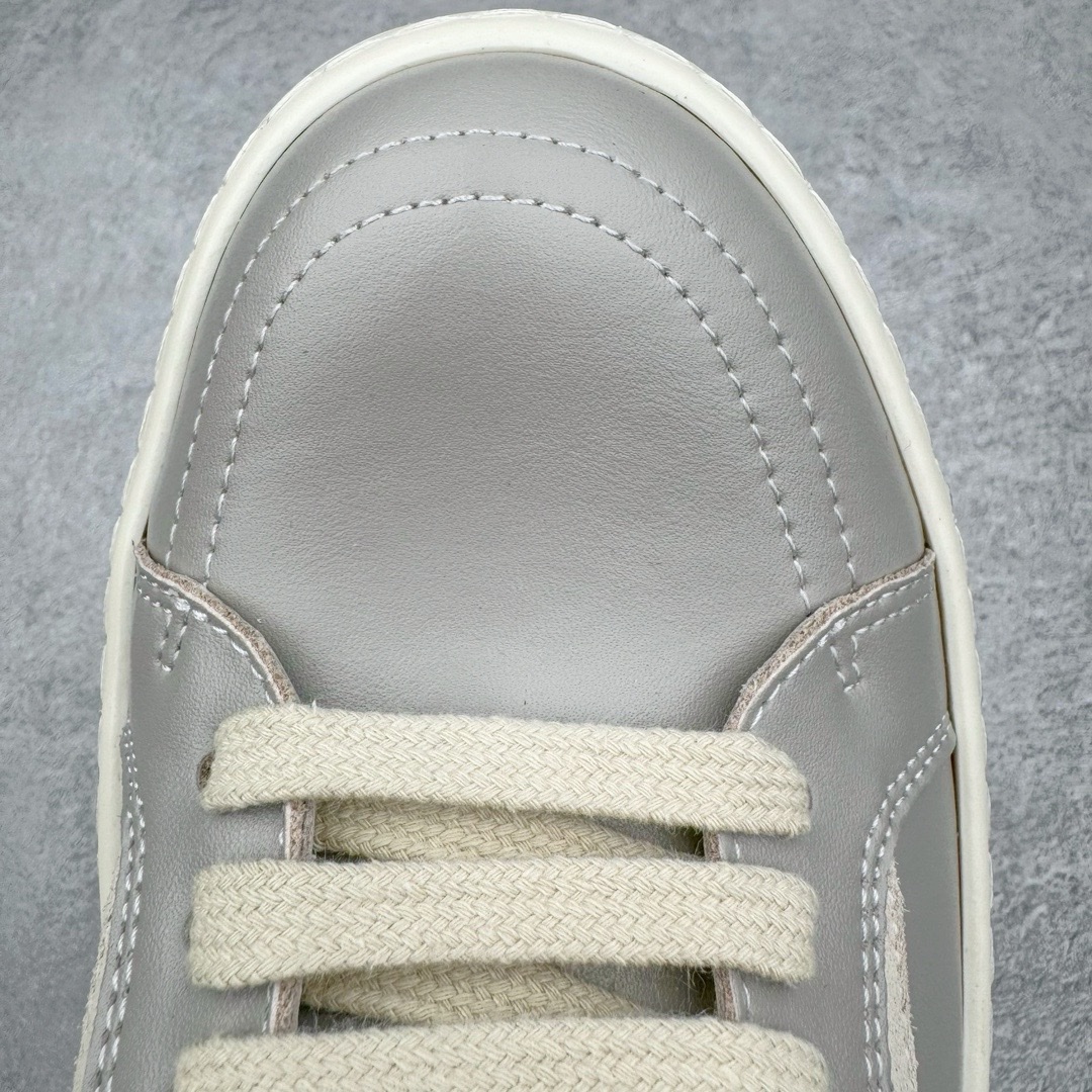 图片[14]-＃DG纯原 Rick Owens Edfu 瑞克·欧文斯低帮皮面时尚运动板鞋 灰白 二级市场已经7K以上 平台客户随意卖四位数 RO广东原厂出品 纯原天花板 原版一比一复刻 冲正绝不翻车 还原度达到百分之98以上 原楦开发纸版版型 ZP拆解原版1：1复模裁片纸版 力求做到0错位 这样才能达到和zp一致的鞋型味道 采用进口cnc数控机床开发对版独家tpu奶香大底 区别于市场所有版本 zp同源全头层粒面小牛皮 达到和zp一致手感 原厂进口细纹布 万邦订购原厂高弹粉红色海绵 内里搭配软质细腻羊皮 TPU高密度大底 软硬度透光度高已经测试和原版一致 尺码：36 37 38 39 40 41 42 43 44 45 46-选品中心