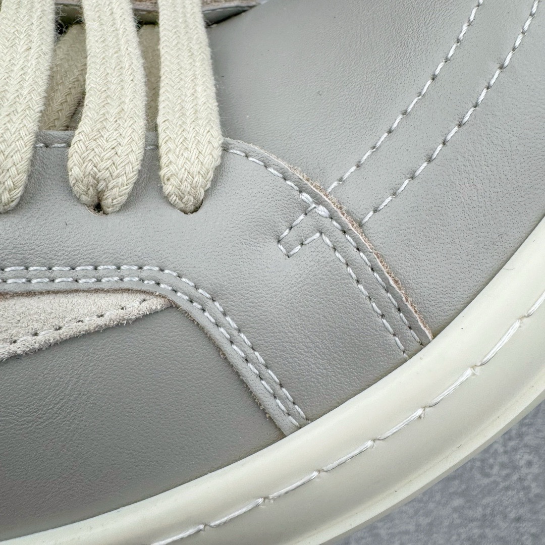 图片[13]-＃DG纯原 Rick Owens Edfu 瑞克·欧文斯低帮皮面时尚运动板鞋 灰白 二级市场已经7K以上 平台客户随意卖四位数 RO广东原厂出品 纯原天花板 原版一比一复刻 冲正绝不翻车 还原度达到百分之98以上 原楦开发纸版版型 ZP拆解原版1：1复模裁片纸版 力求做到0错位 这样才能达到和zp一致的鞋型味道 采用进口cnc数控机床开发对版独家tpu奶香大底 区别于市场所有版本 zp同源全头层粒面小牛皮 达到和zp一致手感 原厂进口细纹布 万邦订购原厂高弹粉红色海绵 内里搭配软质细腻羊皮 TPU高密度大底 软硬度透光度高已经测试和原版一致 尺码：36 37 38 39 40 41 42 43 44 45 46-选品中心