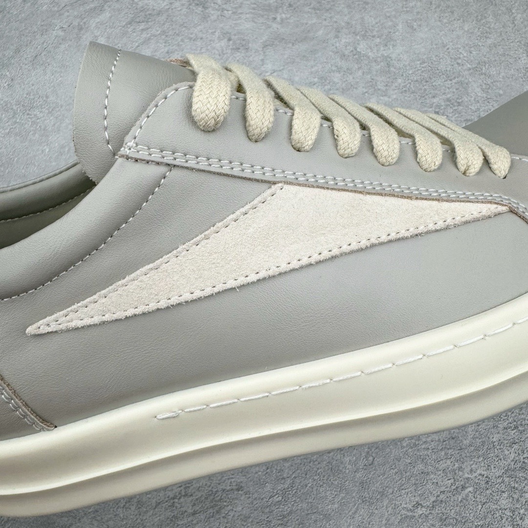 图片[12]-＃DG纯原 Rick Owens Edfu 瑞克·欧文斯低帮皮面时尚运动板鞋 灰白 二级市场已经7K以上 平台客户随意卖四位数 RO广东原厂出品 纯原天花板 原版一比一复刻 冲正绝不翻车 还原度达到百分之98以上 原楦开发纸版版型 ZP拆解原版1：1复模裁片纸版 力求做到0错位 这样才能达到和zp一致的鞋型味道 采用进口cnc数控机床开发对版独家tpu奶香大底 区别于市场所有版本 zp同源全头层粒面小牛皮 达到和zp一致手感 原厂进口细纹布 万邦订购原厂高弹粉红色海绵 内里搭配软质细腻羊皮 TPU高密度大底 软硬度透光度高已经测试和原版一致 尺码：36 37 38 39 40 41 42 43 44 45 46-选品中心