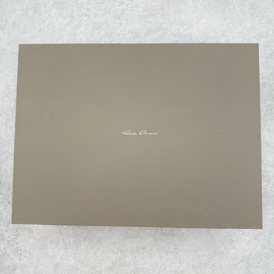 图片[10]-＃DG纯原 Rick Owens Edfu 瑞克·欧文斯低帮皮面时尚运动板鞋 灰白 二级市场已经7K以上 平台客户随意卖四位数 RO广东原厂出品 纯原天花板 原版一比一复刻 冲正绝不翻车 还原度达到百分之98以上 原楦开发纸版版型 ZP拆解原版1：1复模裁片纸版 力求做到0错位 这样才能达到和zp一致的鞋型味道 采用进口cnc数控机床开发对版独家tpu奶香大底 区别于市场所有版本 zp同源全头层粒面小牛皮 达到和zp一致手感 原厂进口细纹布 万邦订购原厂高弹粉红色海绵 内里搭配软质细腻羊皮 TPU高密度大底 软硬度透光度高已经测试和原版一致 尺码：36 37 38 39 40 41 42 43 44 45 46-选品中心