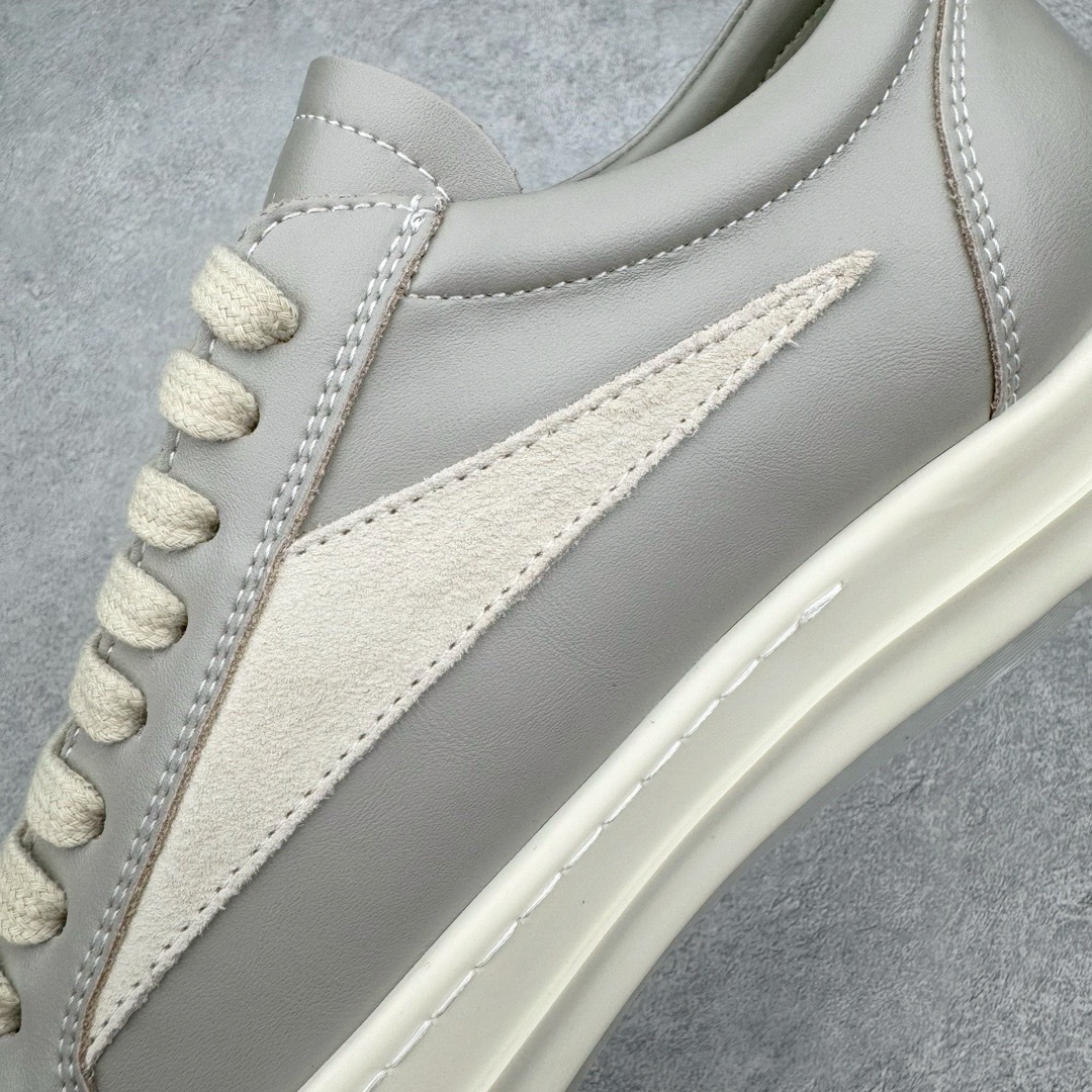 图片[18]-＃DG纯原 Rick Owens Edfu 瑞克·欧文斯低帮皮面时尚运动板鞋 灰白 二级市场已经7K以上 平台客户随意卖四位数 RO广东原厂出品 纯原天花板 原版一比一复刻 冲正绝不翻车 还原度达到百分之98以上 原楦开发纸版版型 ZP拆解原版1：1复模裁片纸版 力求做到0错位 这样才能达到和zp一致的鞋型味道 采用进口cnc数控机床开发对版独家tpu奶香大底 区别于市场所有版本 zp同源全头层粒面小牛皮 达到和zp一致手感 原厂进口细纹布 万邦订购原厂高弹粉红色海绵 内里搭配软质细腻羊皮 TPU高密度大底 软硬度透光度高已经测试和原版一致 尺码：36 37 38 39 40 41 42 43 44 45 46-选品中心