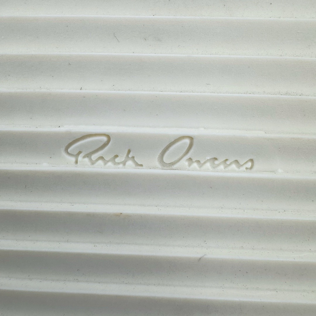 图片[11]-＃DG纯原 Rick Owens Edfu 瑞克·欧文斯低帮皮面时尚运动板鞋 灰白 二级市场已经7K以上 平台客户随意卖四位数 RO广东原厂出品 纯原天花板 原版一比一复刻 冲正绝不翻车 还原度达到百分之98以上 原楦开发纸版版型 ZP拆解原版1：1复模裁片纸版 力求做到0错位 这样才能达到和zp一致的鞋型味道 采用进口cnc数控机床开发对版独家tpu奶香大底 区别于市场所有版本 zp同源全头层粒面小牛皮 达到和zp一致手感 原厂进口细纹布 万邦订购原厂高弹粉红色海绵 内里搭配软质细腻羊皮 TPU高密度大底 软硬度透光度高已经测试和原版一致 尺码：36 37 38 39 40 41 42 43 44 45 46-选品中心