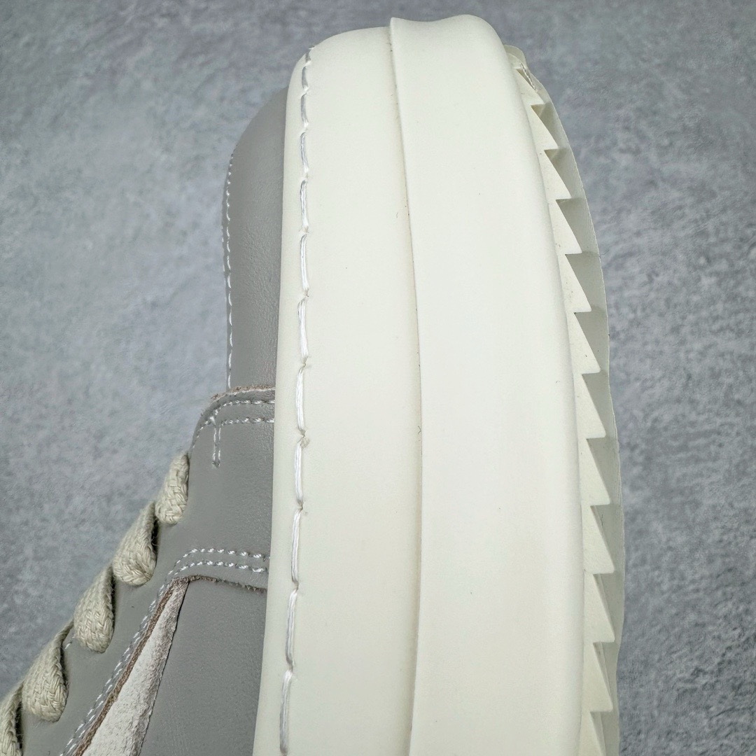 图片[15]-＃DG纯原 Rick Owens Edfu 瑞克·欧文斯低帮皮面时尚运动板鞋 灰白 二级市场已经7K以上 平台客户随意卖四位数 RO广东原厂出品 纯原天花板 原版一比一复刻 冲正绝不翻车 还原度达到百分之98以上 原楦开发纸版版型 ZP拆解原版1：1复模裁片纸版 力求做到0错位 这样才能达到和zp一致的鞋型味道 采用进口cnc数控机床开发对版独家tpu奶香大底 区别于市场所有版本 zp同源全头层粒面小牛皮 达到和zp一致手感 原厂进口细纹布 万邦订购原厂高弹粉红色海绵 内里搭配软质细腻羊皮 TPU高密度大底 软硬度透光度高已经测试和原版一致 尺码：36 37 38 39 40 41 42 43 44 45 46-选品中心