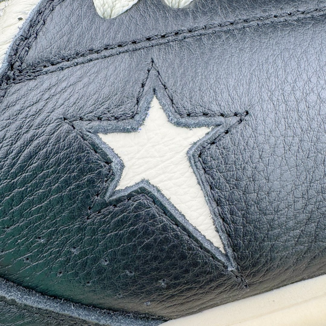 图片[10]-＃DG纯原 Rick Owens DRKSHDW x Converse TURBODRK Weapon RO瑞克欧文斯匡威联名摩登厚底运动板鞋 黑白 以 80 年代的经典篮球鞋 Weapon 为灵感 带来新诠释 超厚鞋底 高帮鞋身以及夸张的鞋舌设计都充满 Rick Owens 式的美学 原厂楦头纸板裁片完全1：1对位复模 这样最后合模拼接的时候鞋型才能以最完美的形态展现 区别于市面上所有看图做货版本 导致整个鞋型完全不对味 臃肿肥胖 根本没有展现出原版的味道 原版的灵魂就在五角星的位置 不同码数上的比例是有区别的 原版整体是修长的 皮料根据原厂色号经过了历时 3个月无数次修改 终于调整到和原版最为接近的同色摔纹荔枝皮 因为毕竟官方多次补货 官方的皮料颜色或多或少都会有稍微的色差 属于正常现象 我们买回来的几双正品样板也会有区别 鞋底模具重新开模 独立私模三色tpu橡胶组合大底 1个码数一套模具 这样做的好处的码数比较合脚 区别市场上共码普通版本 单色同色橡胶大底 尺码：35 36 37 38 38.5 39 40 40.5 41 42 42.5 43 44 44.5 45 46-选品中心