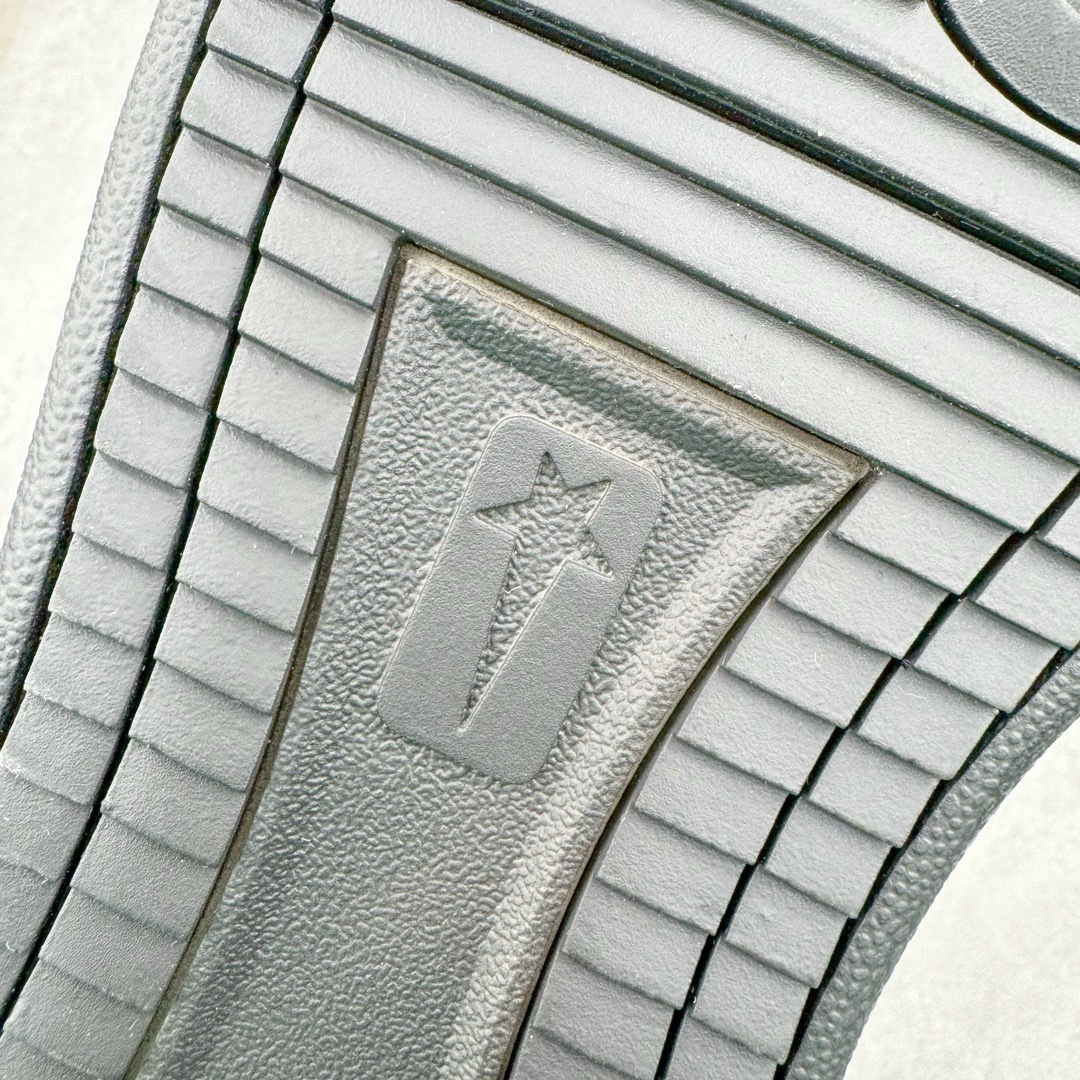 图片[13]-＃DG纯原 Rick Owens DRKSHDW x Converse TURBODRK Weapon RO瑞克欧文斯匡威联名摩登厚底运动板鞋 黑白 以 80 年代的经典篮球鞋 Weapon 为灵感 带来新诠释 超厚鞋底 高帮鞋身以及夸张的鞋舌设计都充满 Rick Owens 式的美学 原厂楦头纸板裁片完全1：1对位复模 这样最后合模拼接的时候鞋型才能以最完美的形态展现 区别于市面上所有看图做货版本 导致整个鞋型完全不对味 臃肿肥胖 根本没有展现出原版的味道 原版的灵魂就在五角星的位置 不同码数上的比例是有区别的 原版整体是修长的 皮料根据原厂色号经过了历时 3个月无数次修改 终于调整到和原版最为接近的同色摔纹荔枝皮 因为毕竟官方多次补货 官方的皮料颜色或多或少都会有稍微的色差 属于正常现象 我们买回来的几双正品样板也会有区别 鞋底模具重新开模 独立私模三色tpu橡胶组合大底 1个码数一套模具 这样做的好处的码数比较合脚 区别市场上共码普通版本 单色同色橡胶大底 尺码：35 36 37 38 38.5 39 40 40.5 41 42 42.5 43 44 44.5 45 46-选品中心