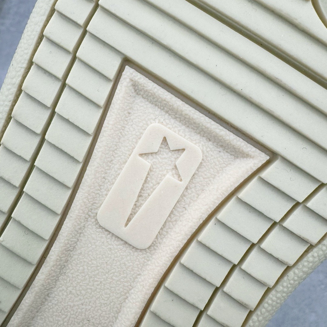 图片[17]-＃DG纯原 Rick Owens DRKSHDW x Converse TURBODRK Weapon RO瑞克欧文斯匡威联名摩登厚底运动板鞋 象牙白 以 80 年代的经典篮球鞋 Weapon 为灵感 带来新诠释 超厚鞋底 高帮鞋身以及夸张的鞋舌设计都充满 Rick Owens 式的美学 原厂楦头纸板裁片完全1：1对位复模 这样最后合模拼接的时候鞋型才能以最完美的形态展现 区别于市面上所有看图做货版本 导致整个鞋型完全不对味 臃肿肥胖 根本没有展现出原版的味道 原版的灵魂就在五角星的位置 不同码数上的比例是有区别的 原版整体是修长的 皮料根据原厂色号经过了历时 3个月无数次修改 终于调整到和原版最为接近的同色摔纹荔枝皮 因为毕竟官方多次补货 官方的皮料颜色或多或少都会有稍微的色差 属于正常现象 我们买回来的几双正品样板也会有区别 鞋底模具重新开模 独立私模三色tpu橡胶组合大底 1个码数一套模具 这样做的好处的码数比较合脚 区别市场上共码普通版本 单色同色橡胶大底 尺码：35 36 37 38 38.5 39 40 40.5 41 42 42.5 43 44 44.5 45 46-选品中心