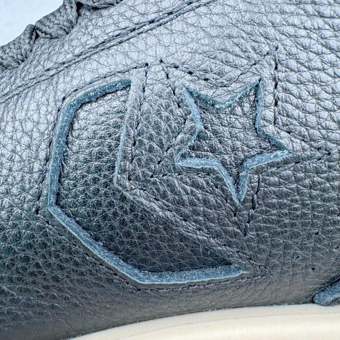 图片[19]-＃DG纯原 Rick Owens DRKSHDW x Converse TURBODRK Weapon RO瑞克欧文斯匡威联名摩登厚底运动板鞋 黑色 以 80 年代的经典篮球鞋 Weapon 为灵感 带来新诠释 超厚鞋底 高帮鞋身以及夸张的鞋舌设计都充满 Rick Owens 式的美学 原厂楦头纸板裁片完全1：1对位复模 这样最后合模拼接的时候鞋型才能以最完美的形态展现 区别于市面上所有看图做货版本 导致整个鞋型完全不对味 臃肿肥胖 根本没有展现出原版的味道 原版的灵魂就在五角星的位置 不同码数上的比例是有区别的 原版整体是修长的 皮料根据原厂色号经过了历时 3个月无数次修改 终于调整到和原版最为接近的同色摔纹荔枝皮 因为毕竟官方多次补货 官方的皮料颜色或多或少都会有稍微的色差 属于正常现象 我们买回来的几双正品样板也会有区别 鞋底模具重新开模 独立私模三色tpu橡胶组合大底 1个码数一套模具 这样做的好处的码数比较合脚 区别市场上共码普通版本 单色同色橡胶大底 尺码：35 36 37 38 38.5 39 40 40.5 41 42 42.5 43 44 44.5 45 46-选品中心